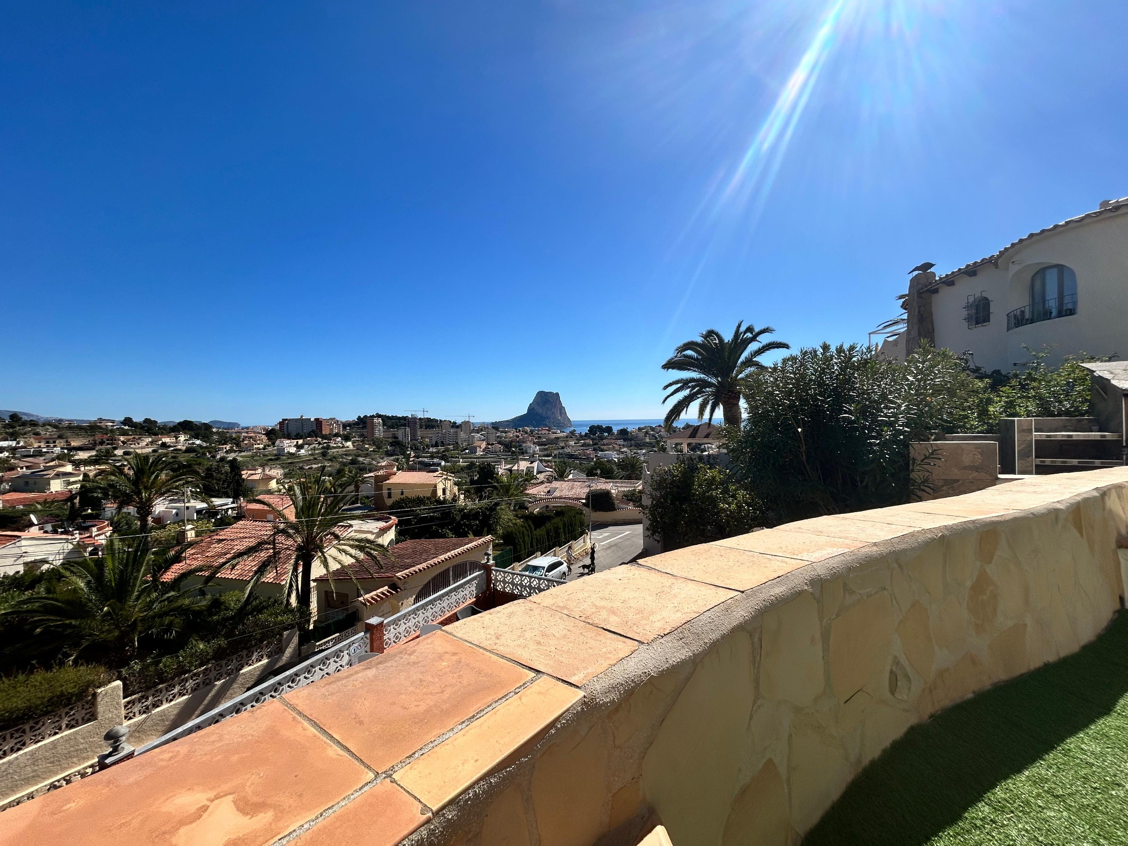 Gerenoveerde villa met 3 zelfstandige appartementen en zeezicht in Calpe