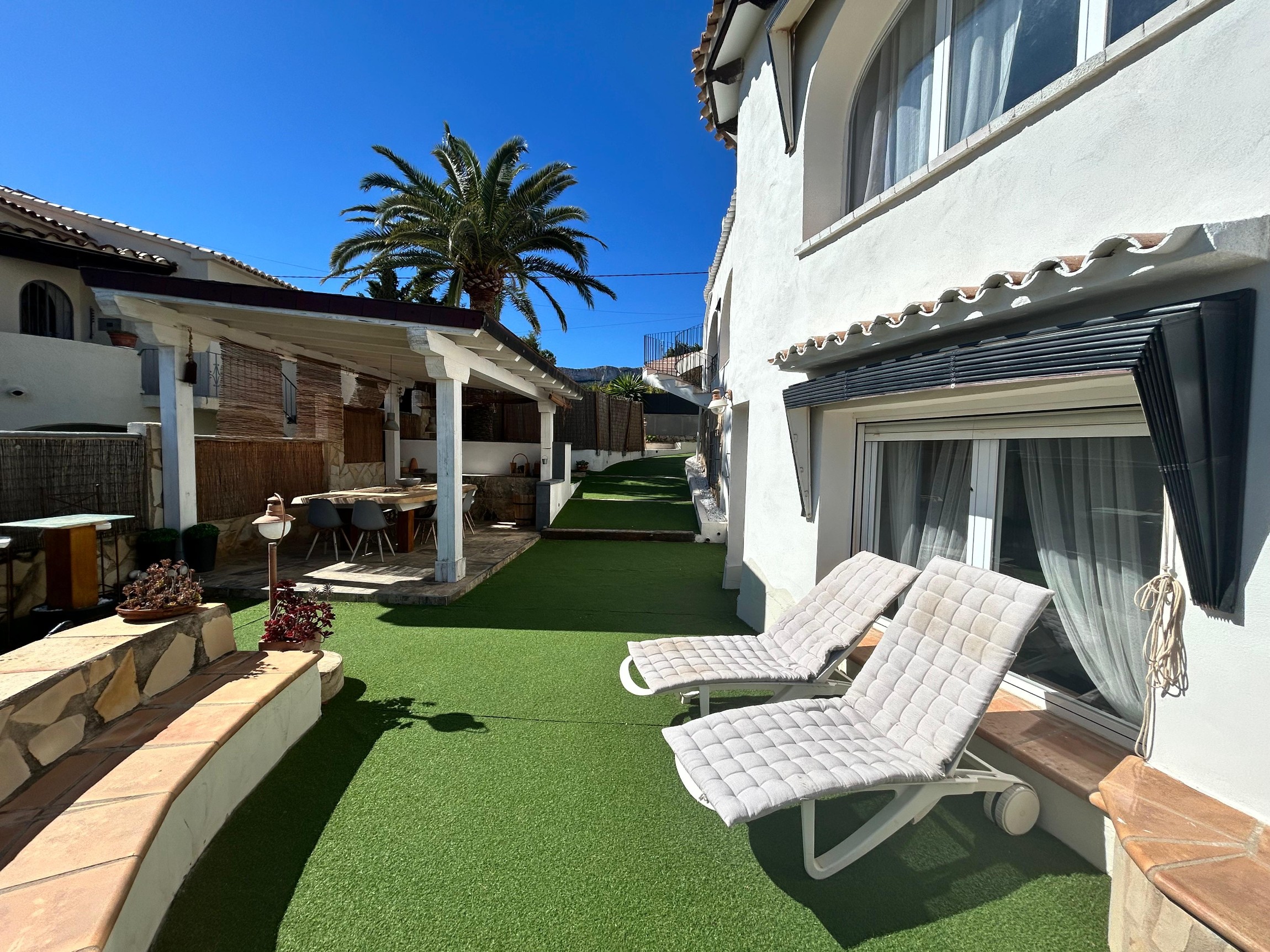 Gerenoveerde villa met 3 zelfstandige appartementen en zeezicht in Calpe