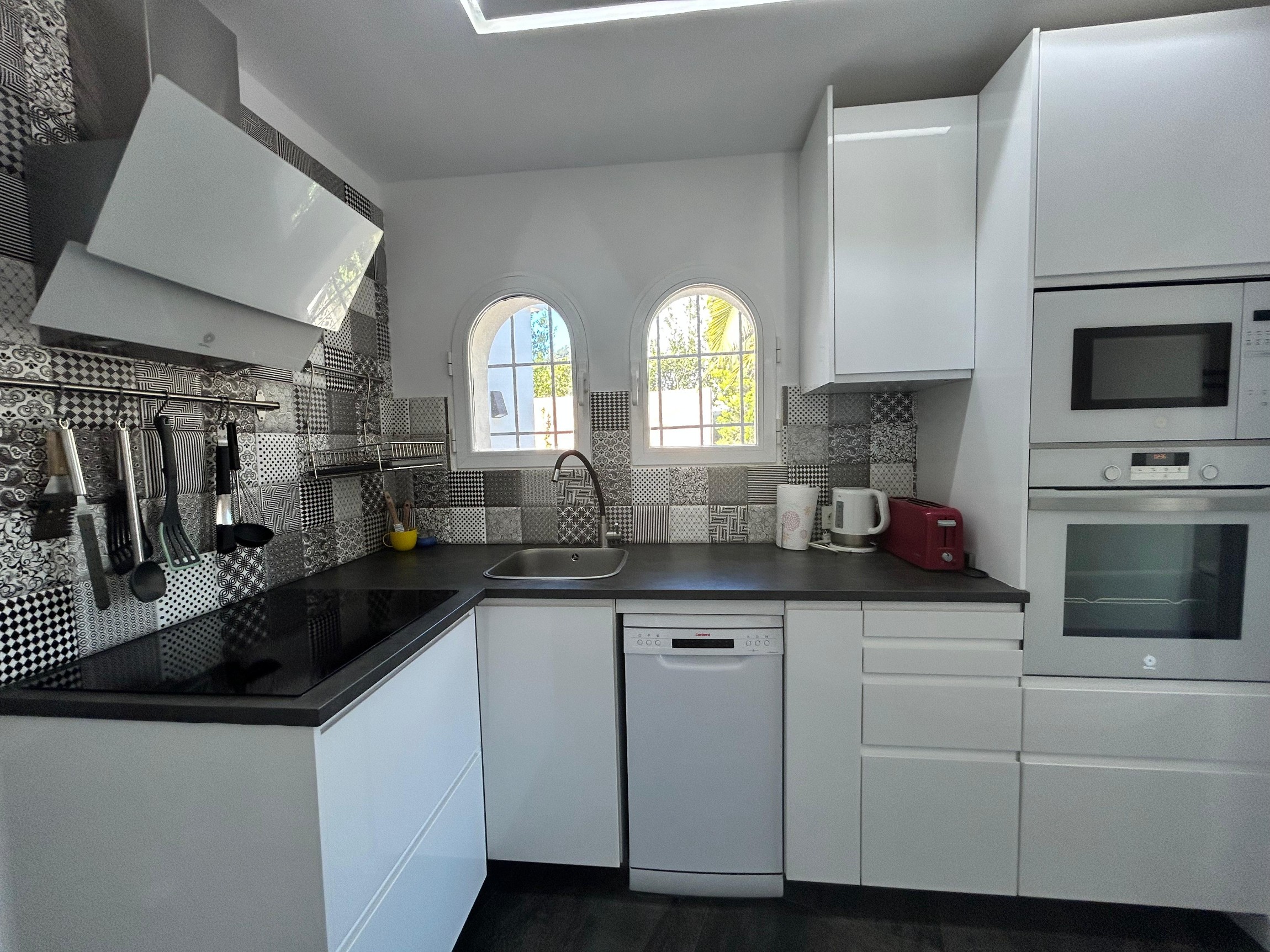 Gerenoveerde villa met 3 zelfstandige appartementen en zeezicht in Calpe