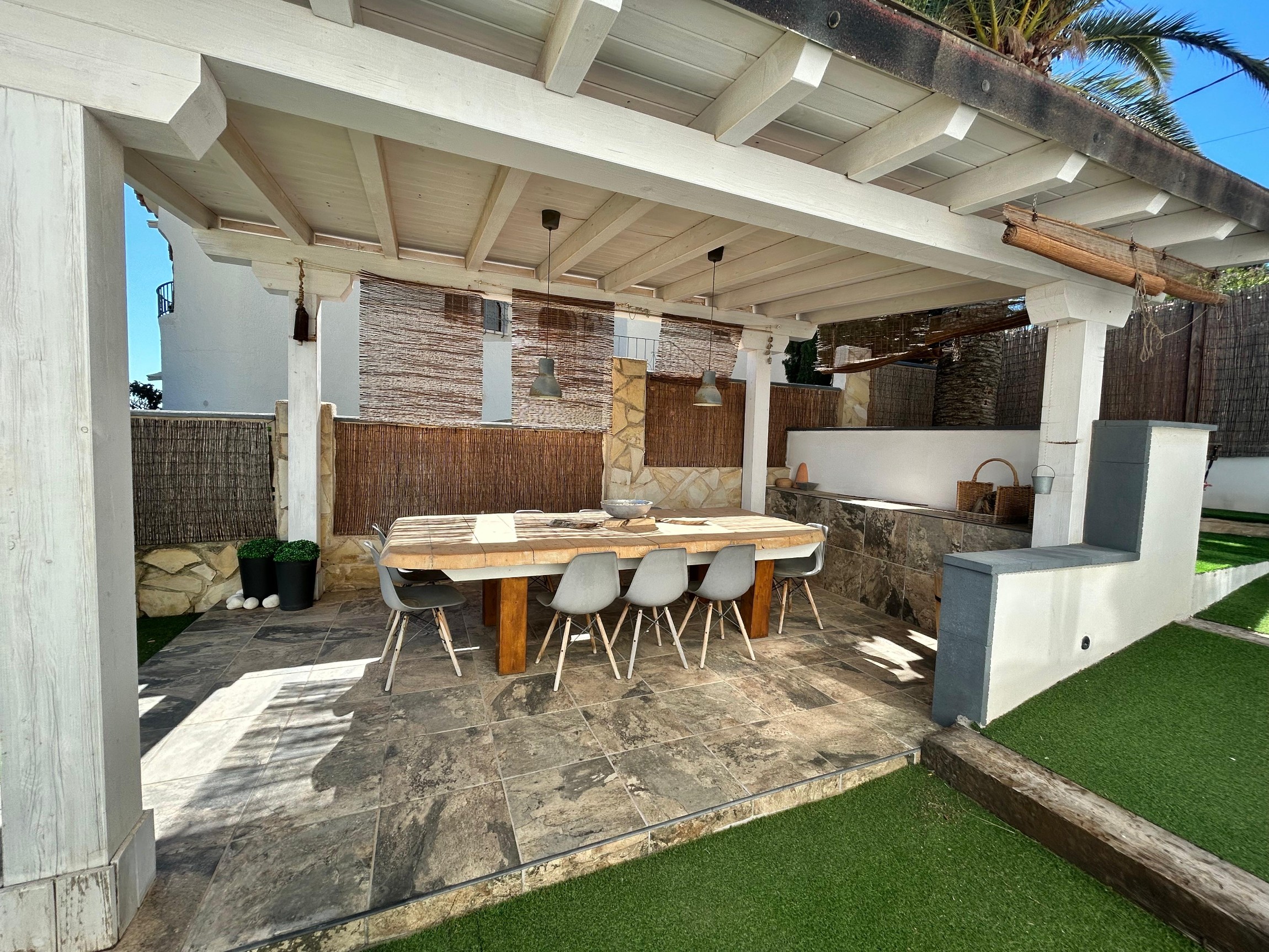 Gerenoveerde villa met 3 zelfstandige appartementen en zeezicht in Calpe