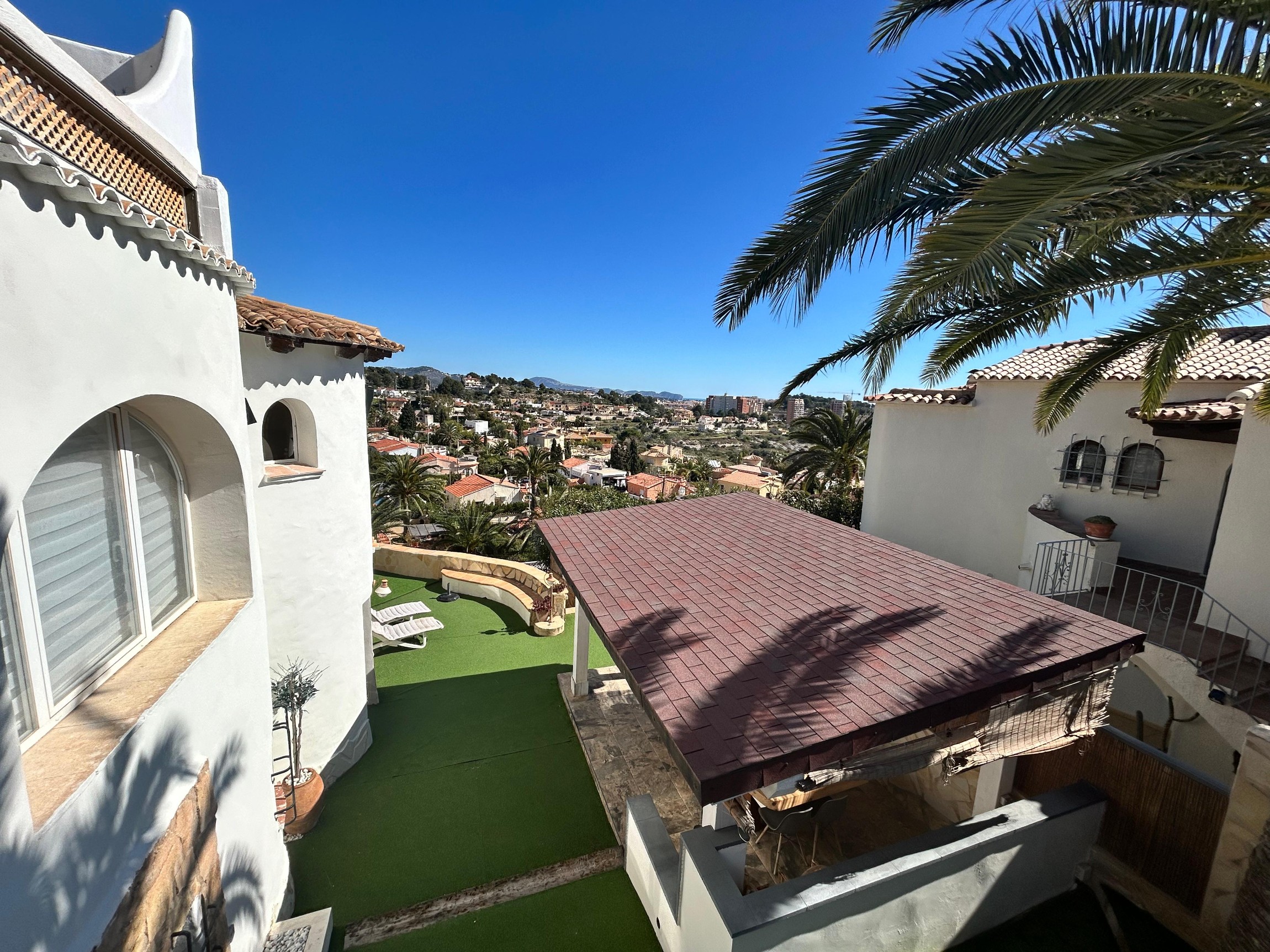 Gerenoveerde villa met 3 zelfstandige appartementen en zeezicht in Calpe
