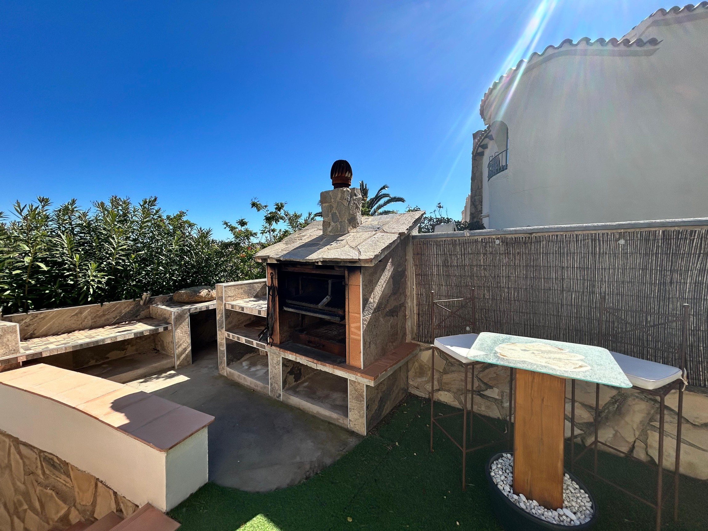 Gerenoveerde villa met 3 zelfstandige appartementen en zeezicht in Calpe
