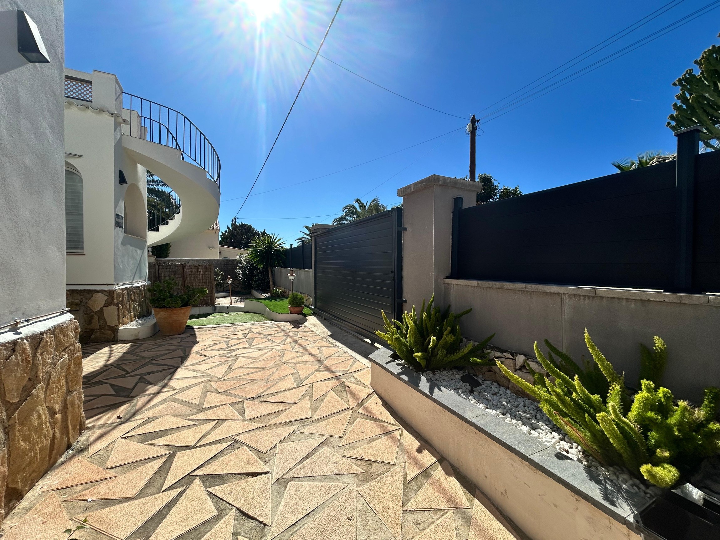 Gerenoveerde villa met 3 zelfstandige appartementen en zeezicht in Calpe