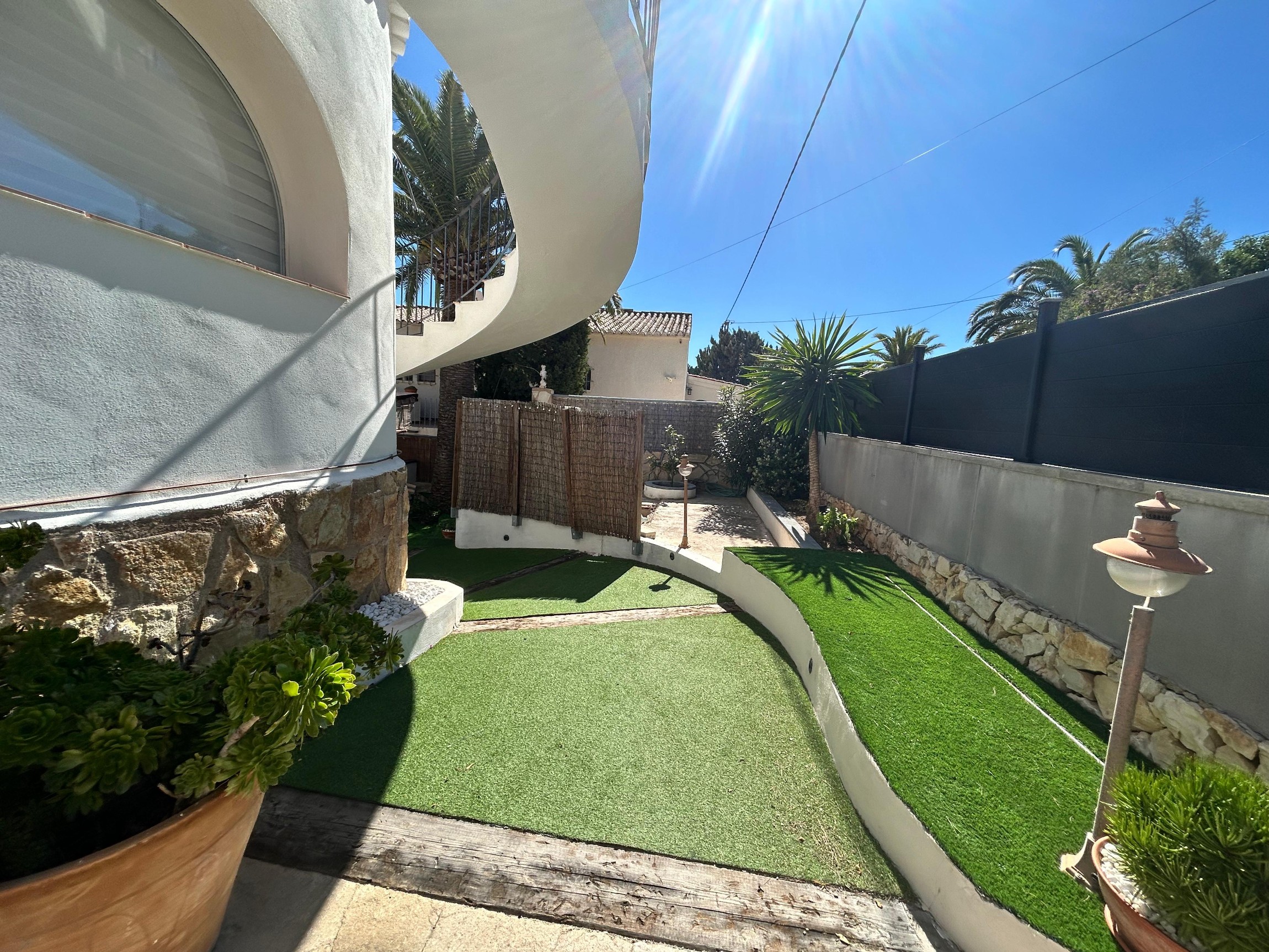 Gerenoveerde villa met 3 zelfstandige appartementen en zeezicht in Calpe