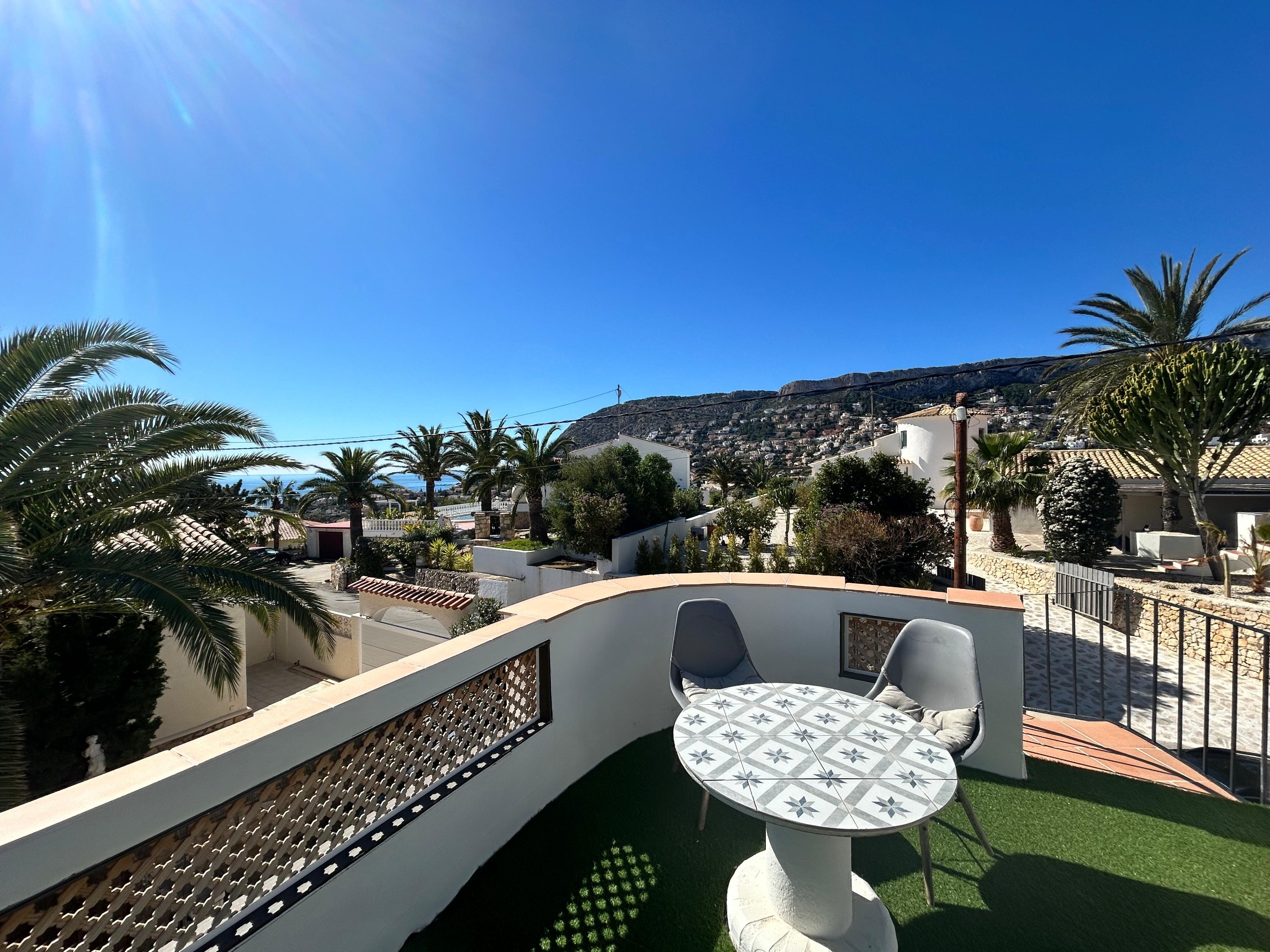 Gerenoveerde villa met 3 zelfstandige appartementen en zeezicht in Calpe