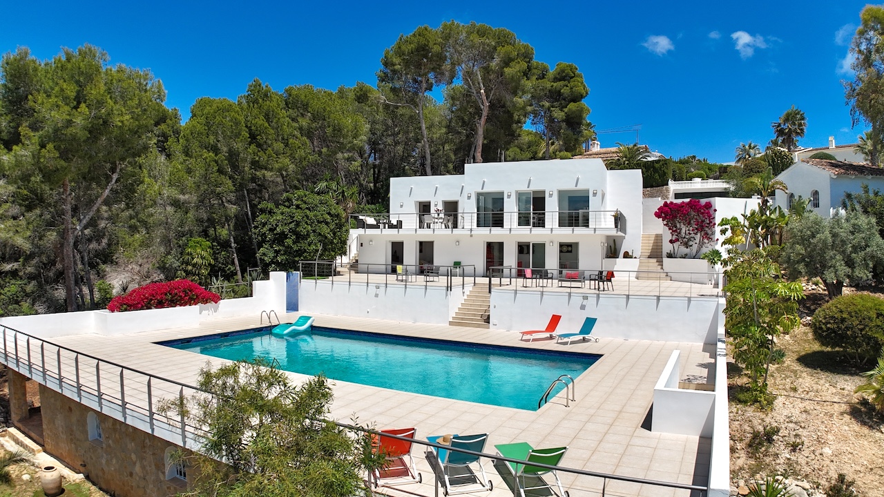 Gerenoveerde villa met tennisbaan en zwembad in El Portet – Moraira