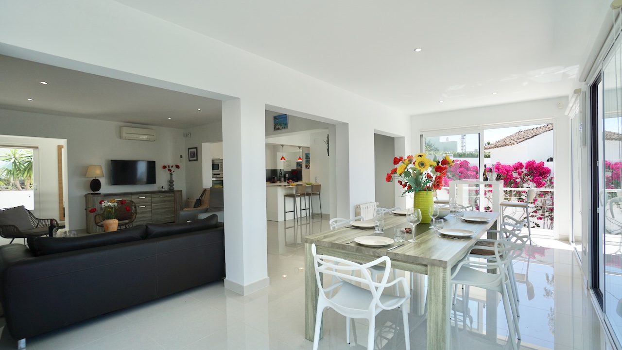 Gerenoveerde villa met tennisbaan en zwembad in El Portet – Moraira