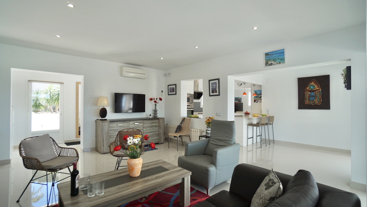 Gerenoveerde villa met tennisbaan en zwembad in El Portet – Moraira