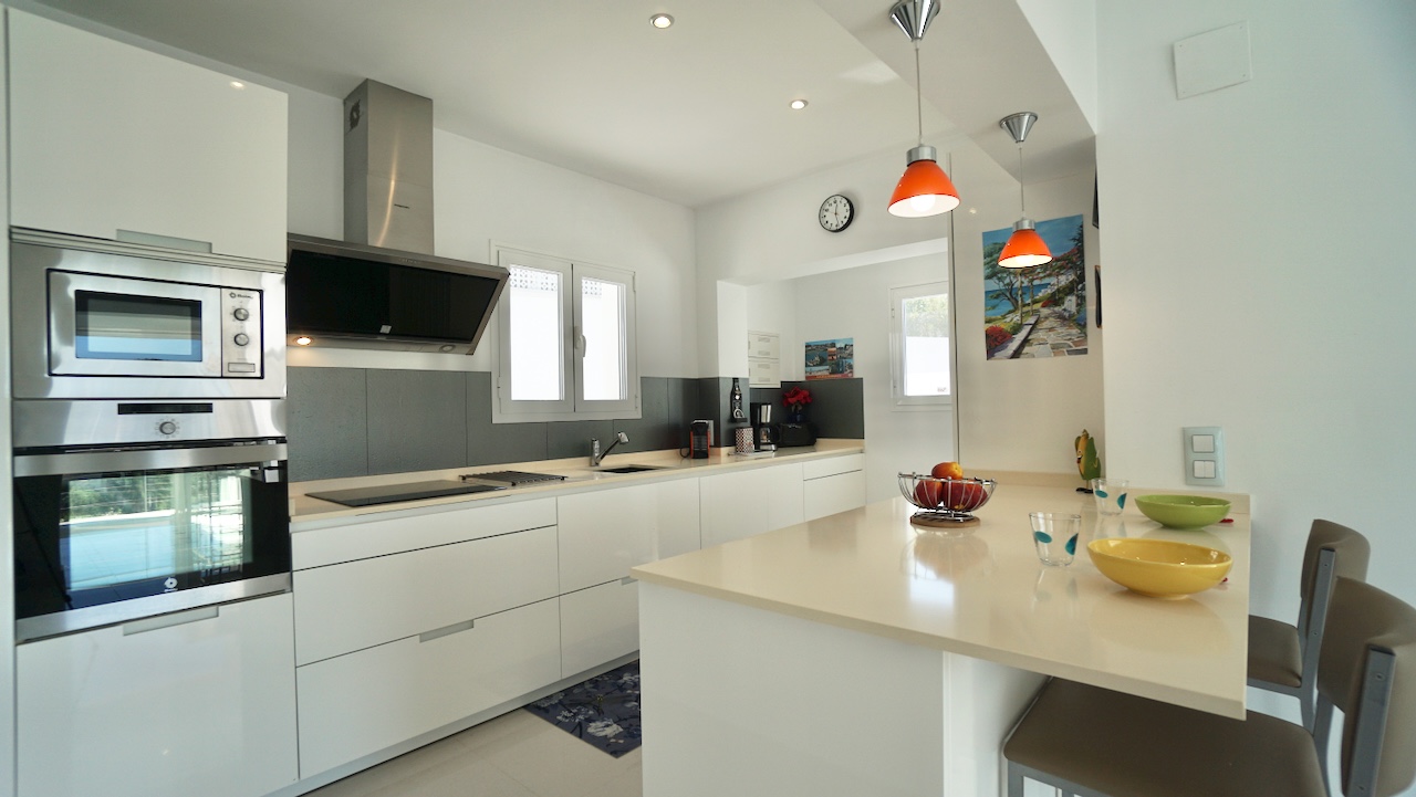 Gerenoveerde villa met tennisbaan en zwembad in El Portet – Moraira