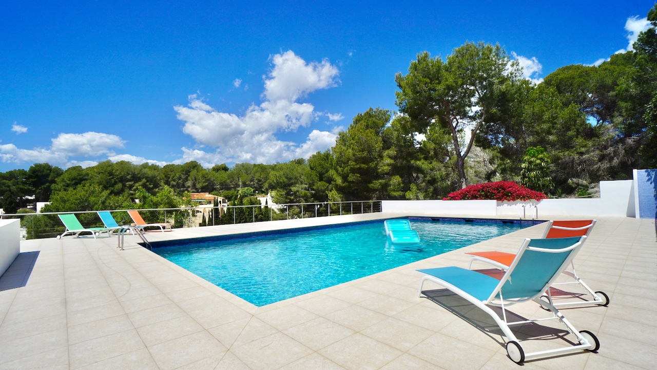 Gerenoveerde villa met tennisbaan en zwembad in El Portet – Moraira
