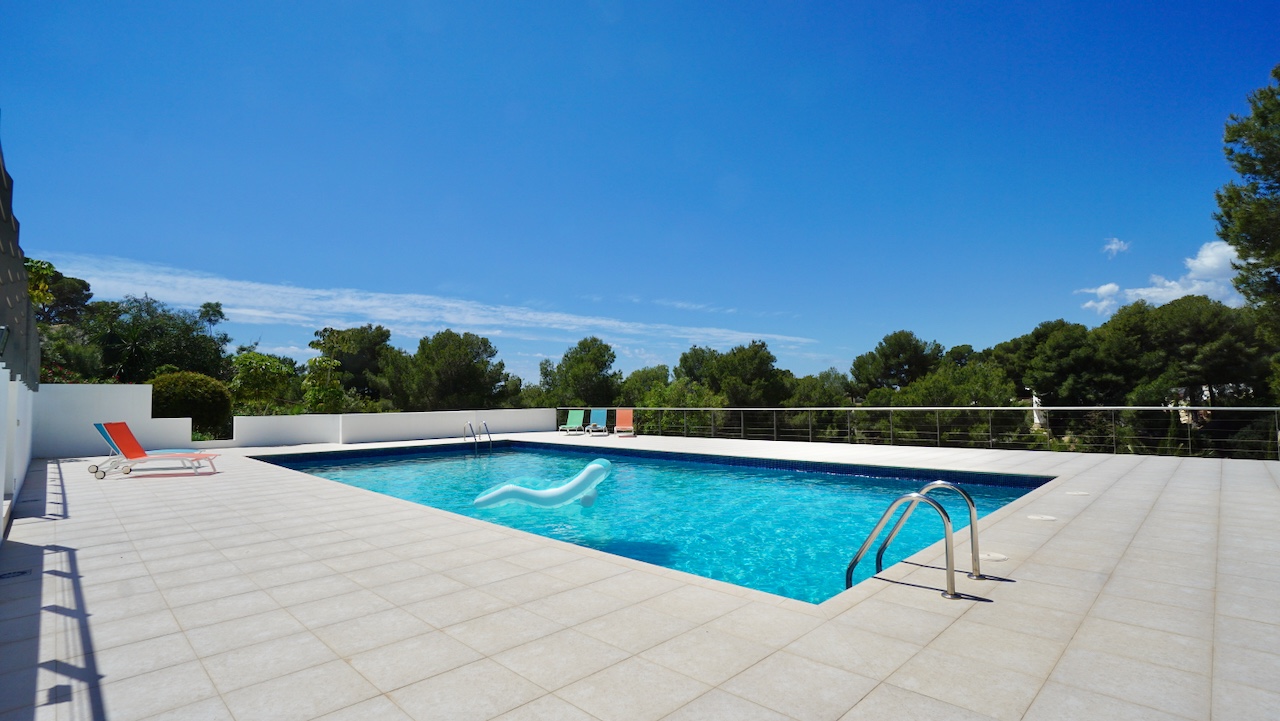 Gerenoveerde villa met tennisbaan en zwembad in El Portet – Moraira