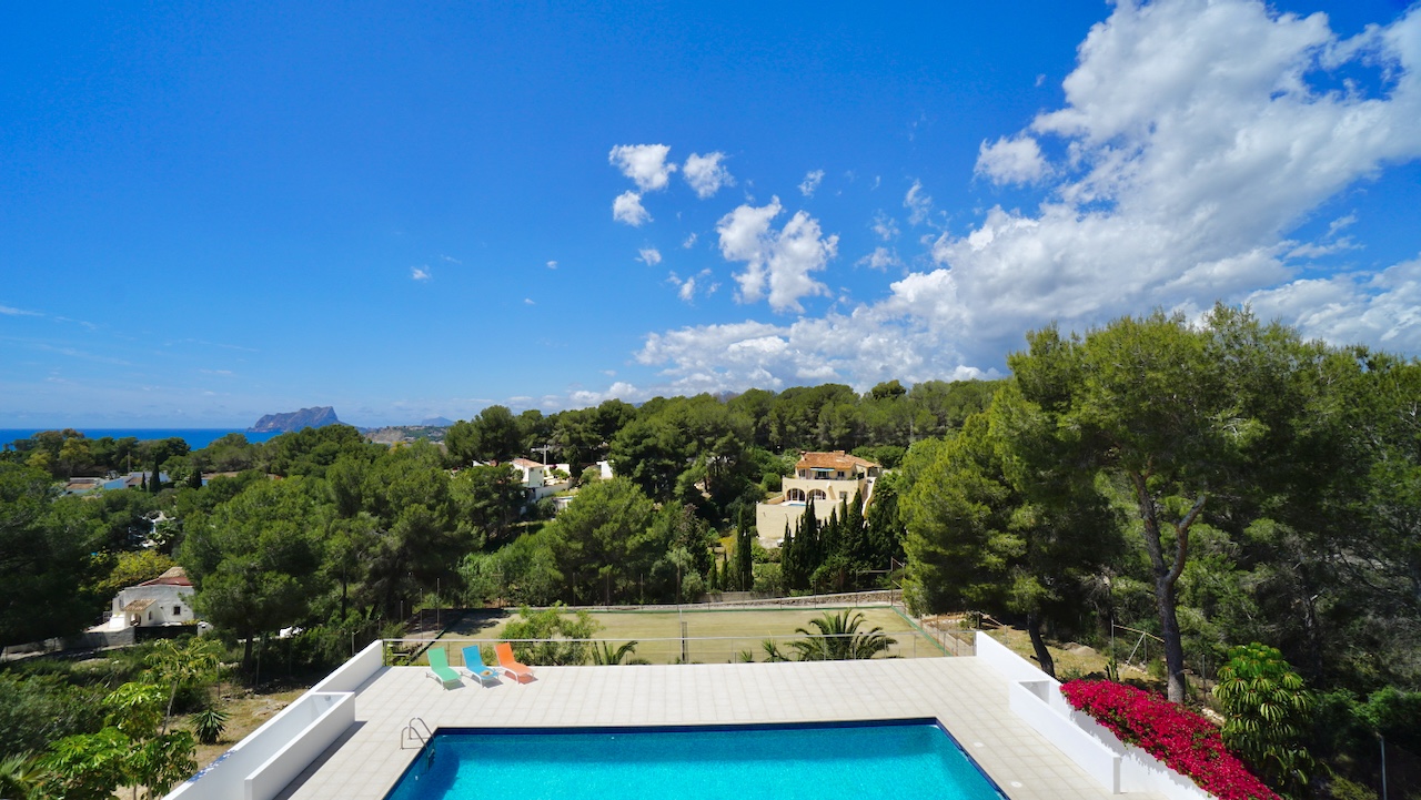 Gerenoveerde villa met tennisbaan en zwembad in El Portet – Moraira