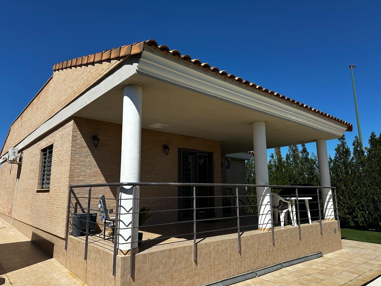 Instapklare villa met zwembad te koop in Lliria