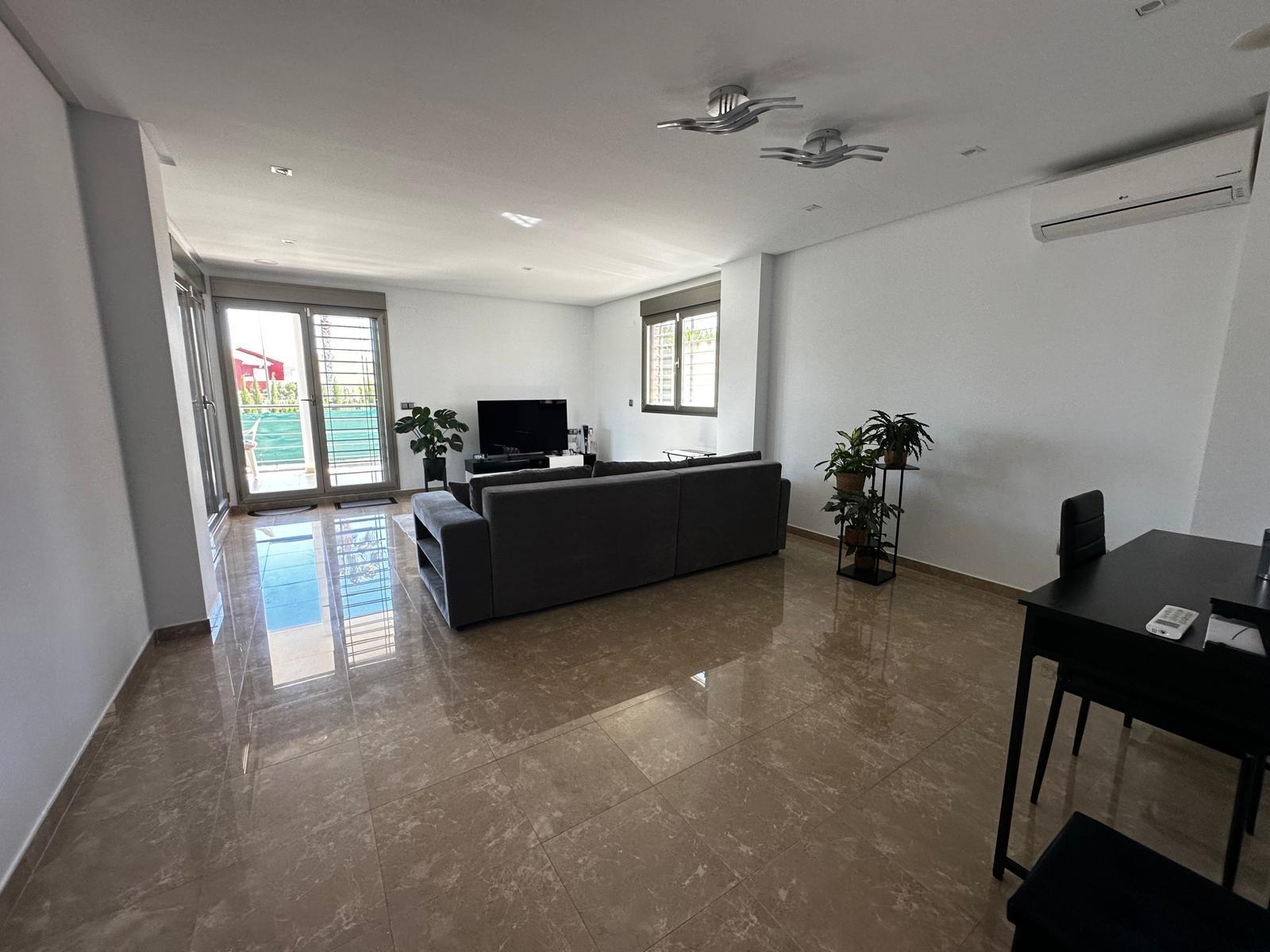 Instapklare villa met zwembad te koop in Lliria