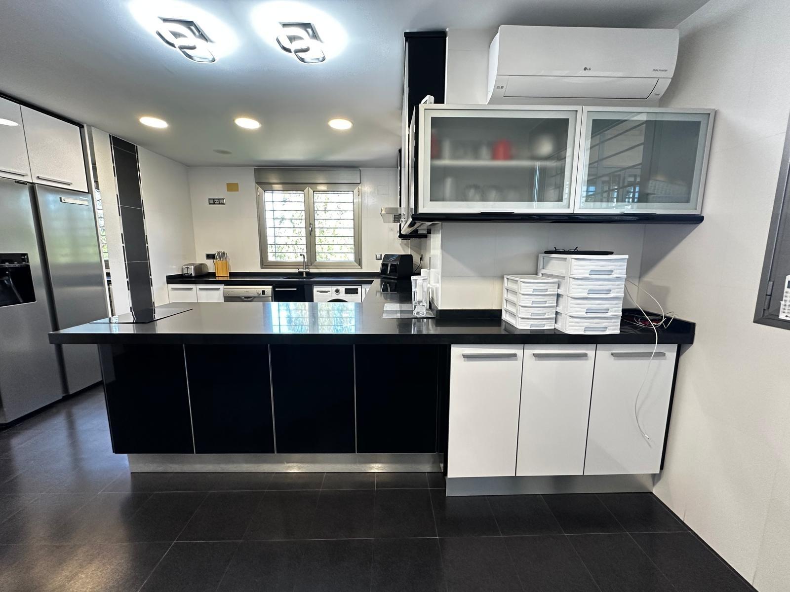 Instapklare villa met zwembad te koop in Lliria