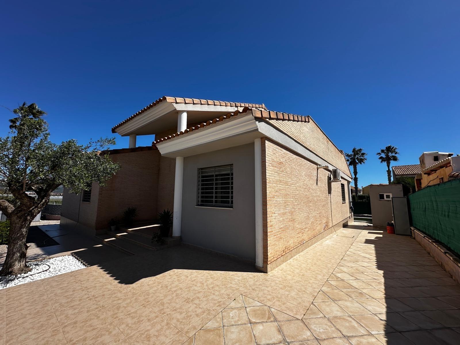 Instapklare villa met zwembad te koop in Lliria