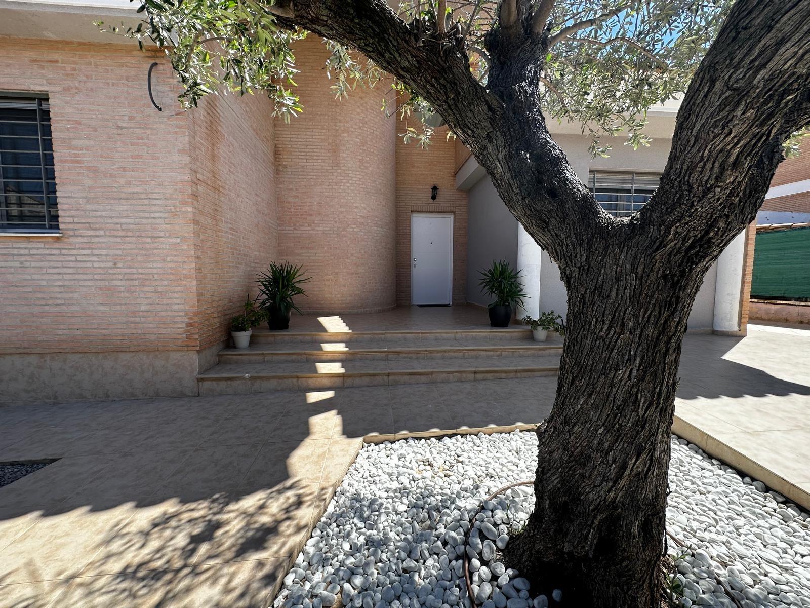 Instapklare villa met zwembad te koop in Lliria