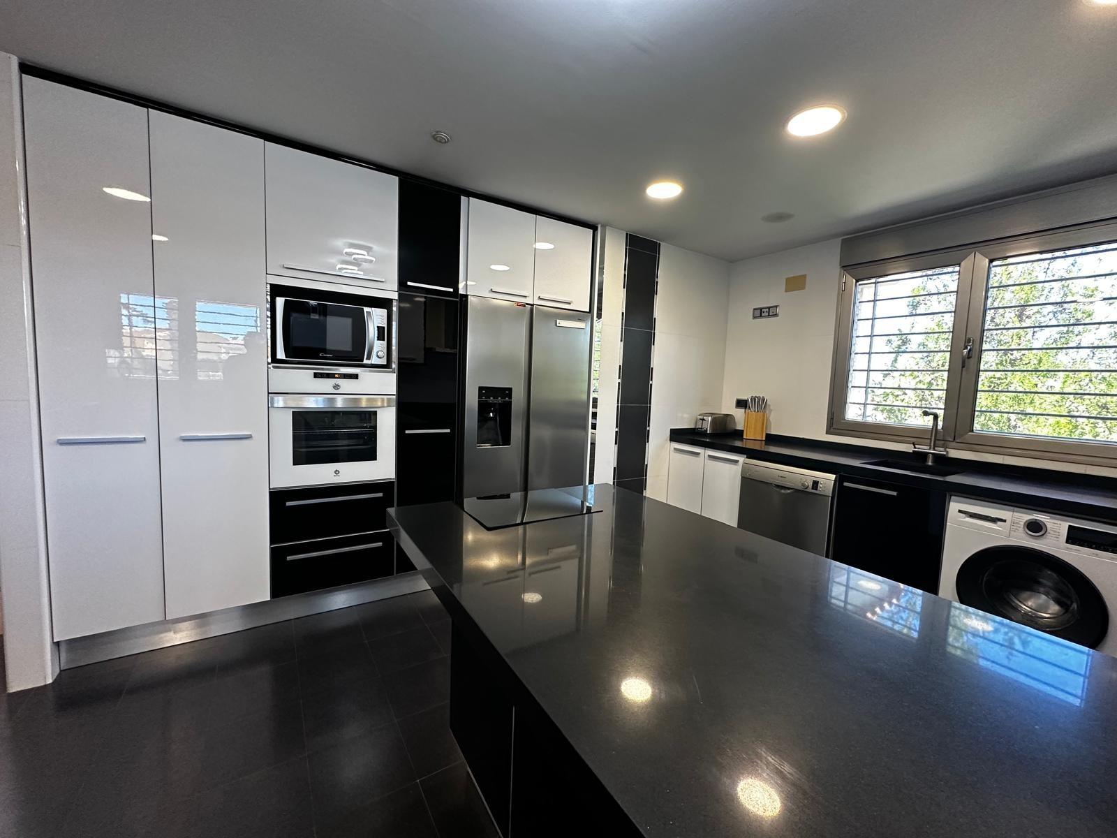 Instapklare villa met zwembad te koop in Lliria