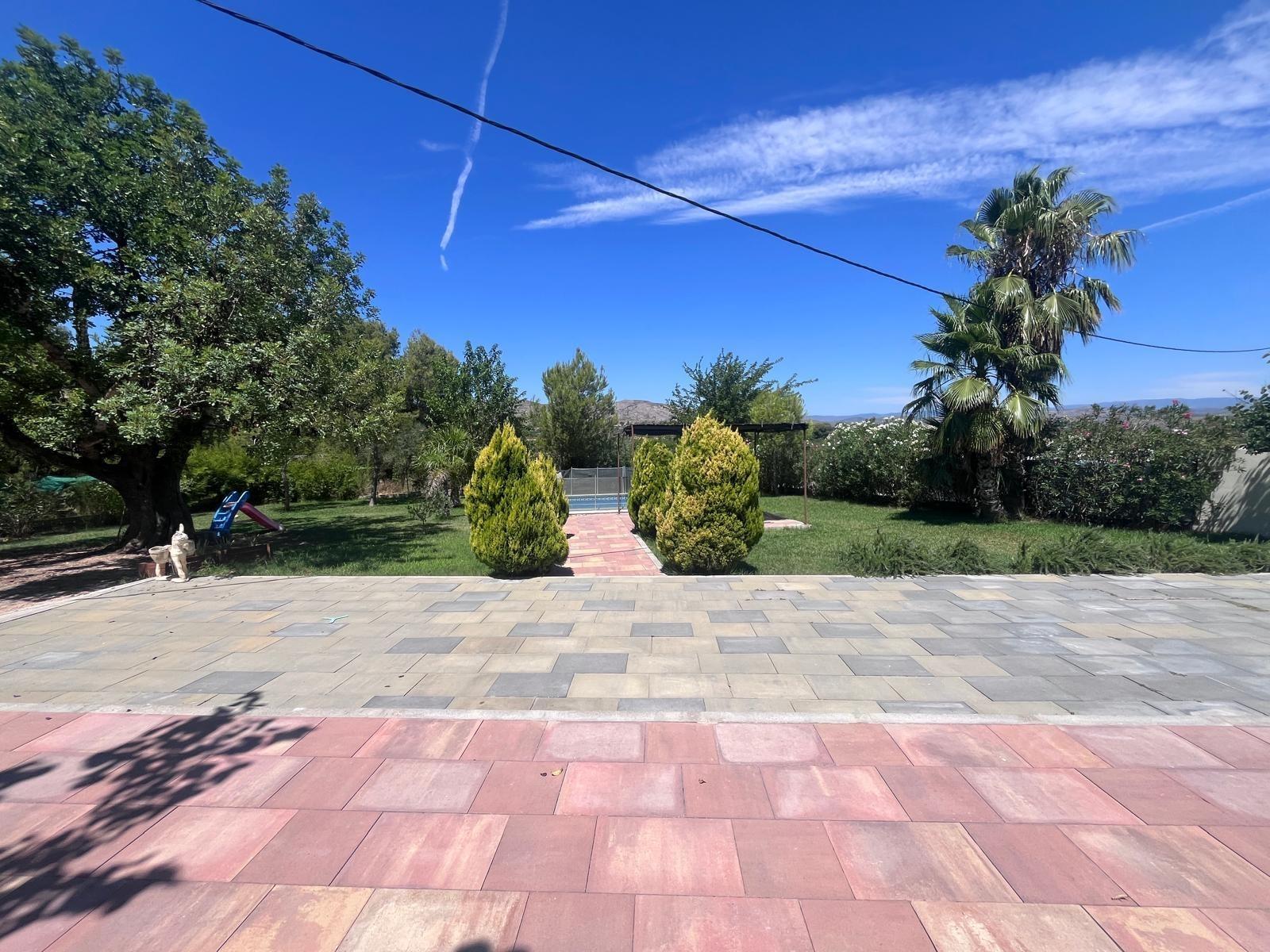 Gerenoveerde villa op groot perceel in Pedralba