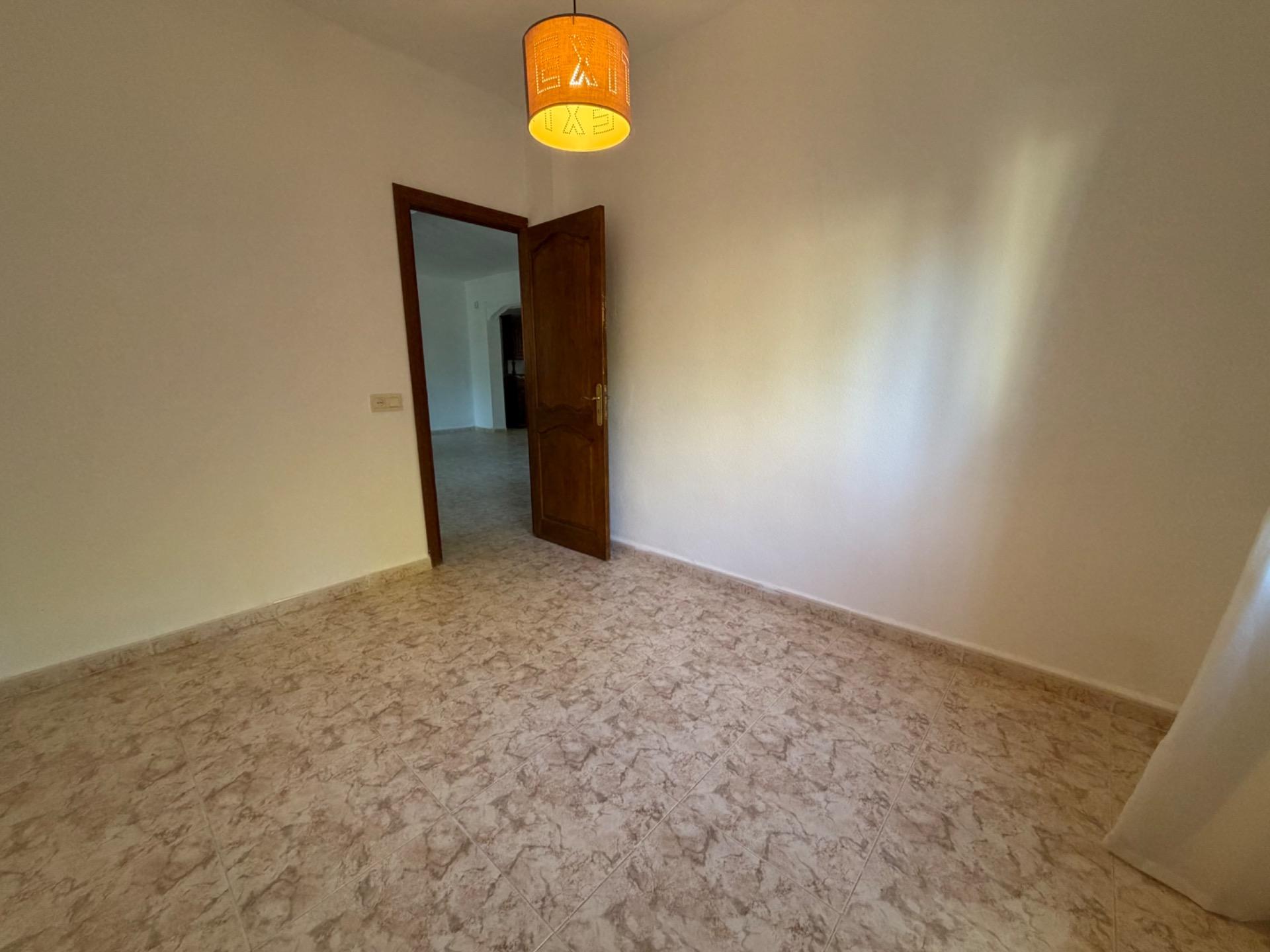Ruime finca met 3 wooneenheden te koop in Villamarchante
