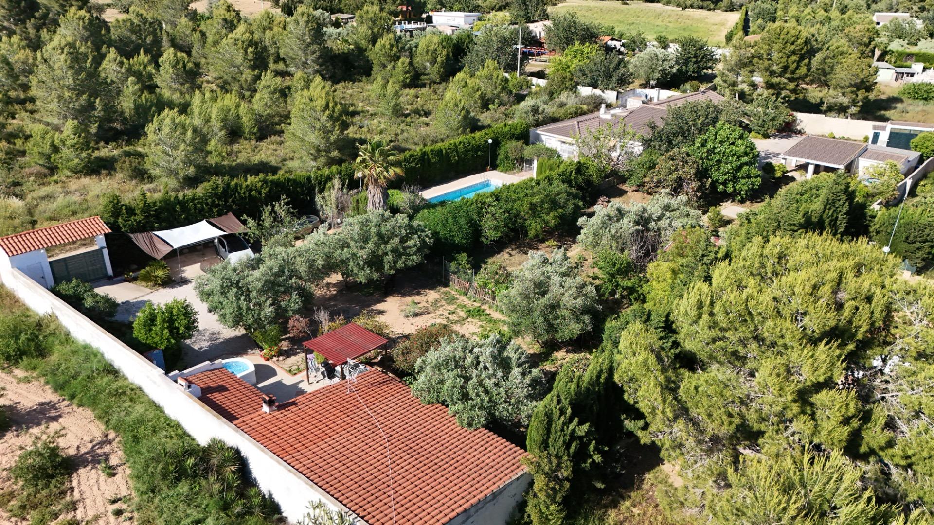 Ruime finca met 3 wooneenheden te koop in Villamarchante