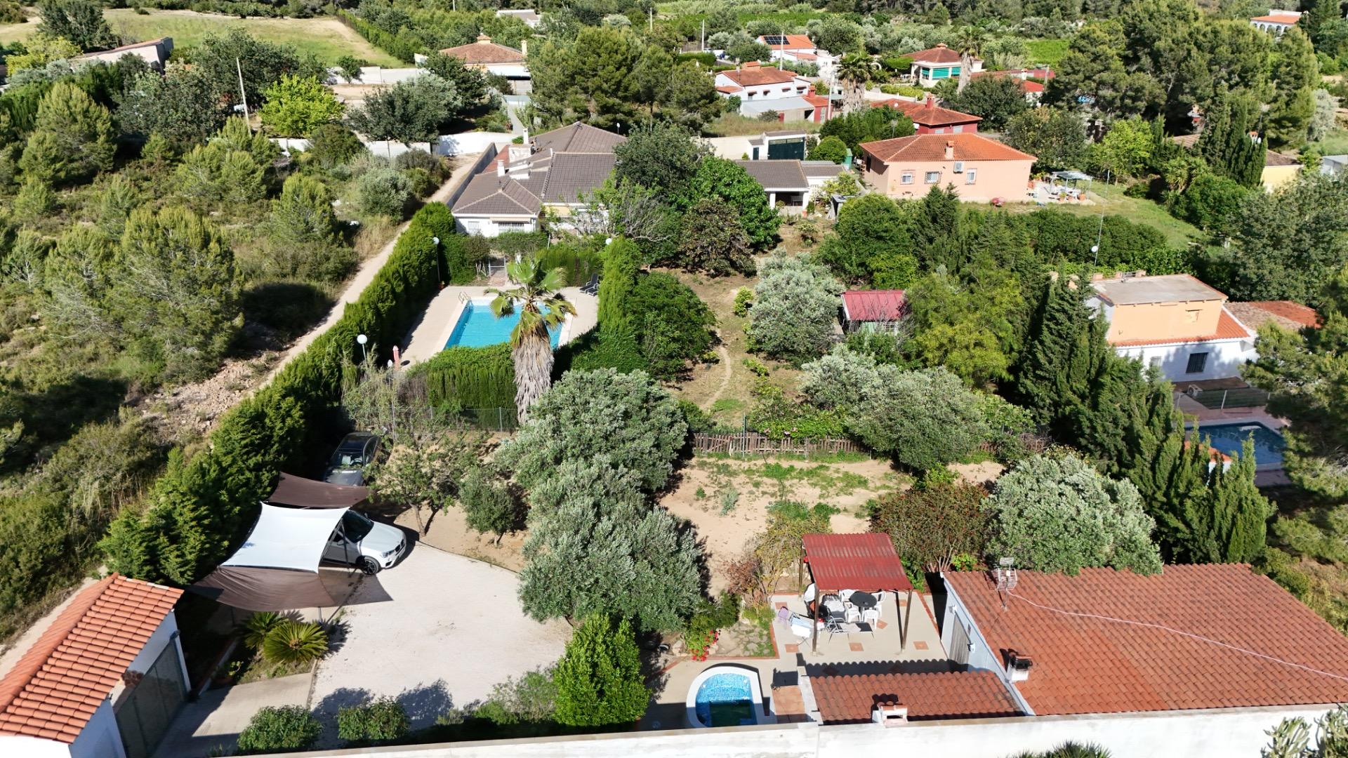 Ruime finca met 3 wooneenheden te koop in Villamarchante