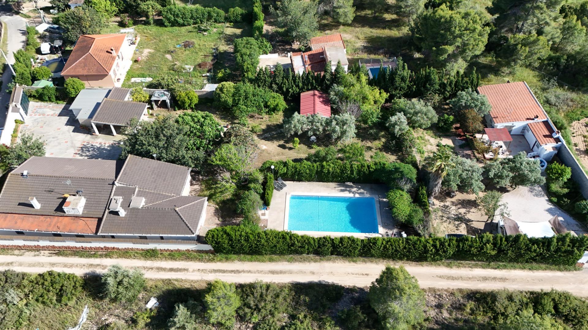 Ruime finca met 3 wooneenheden te koop in Villamarchante