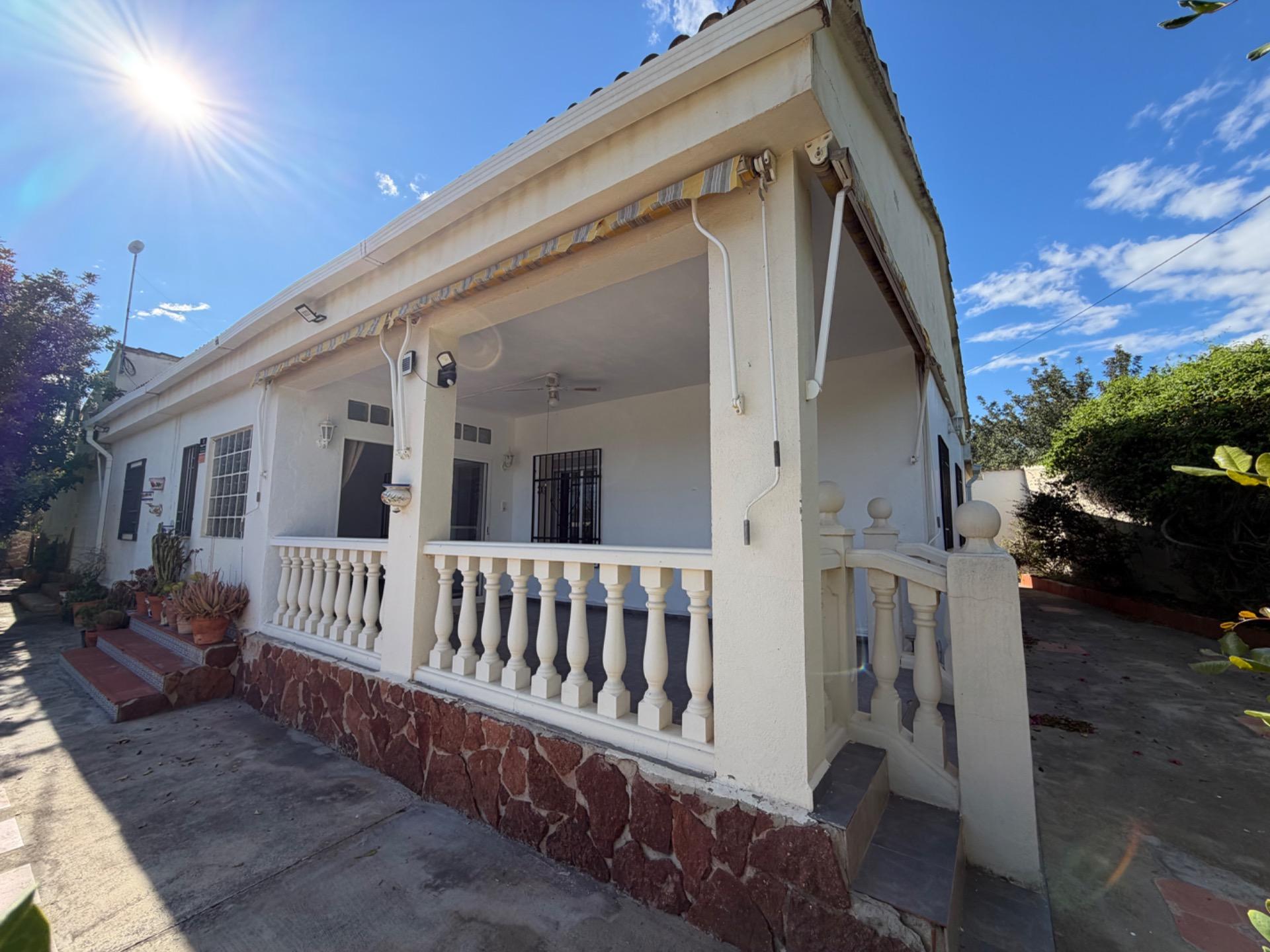 Ruime finca met 3 wooneenheden te koop in Villamarchante