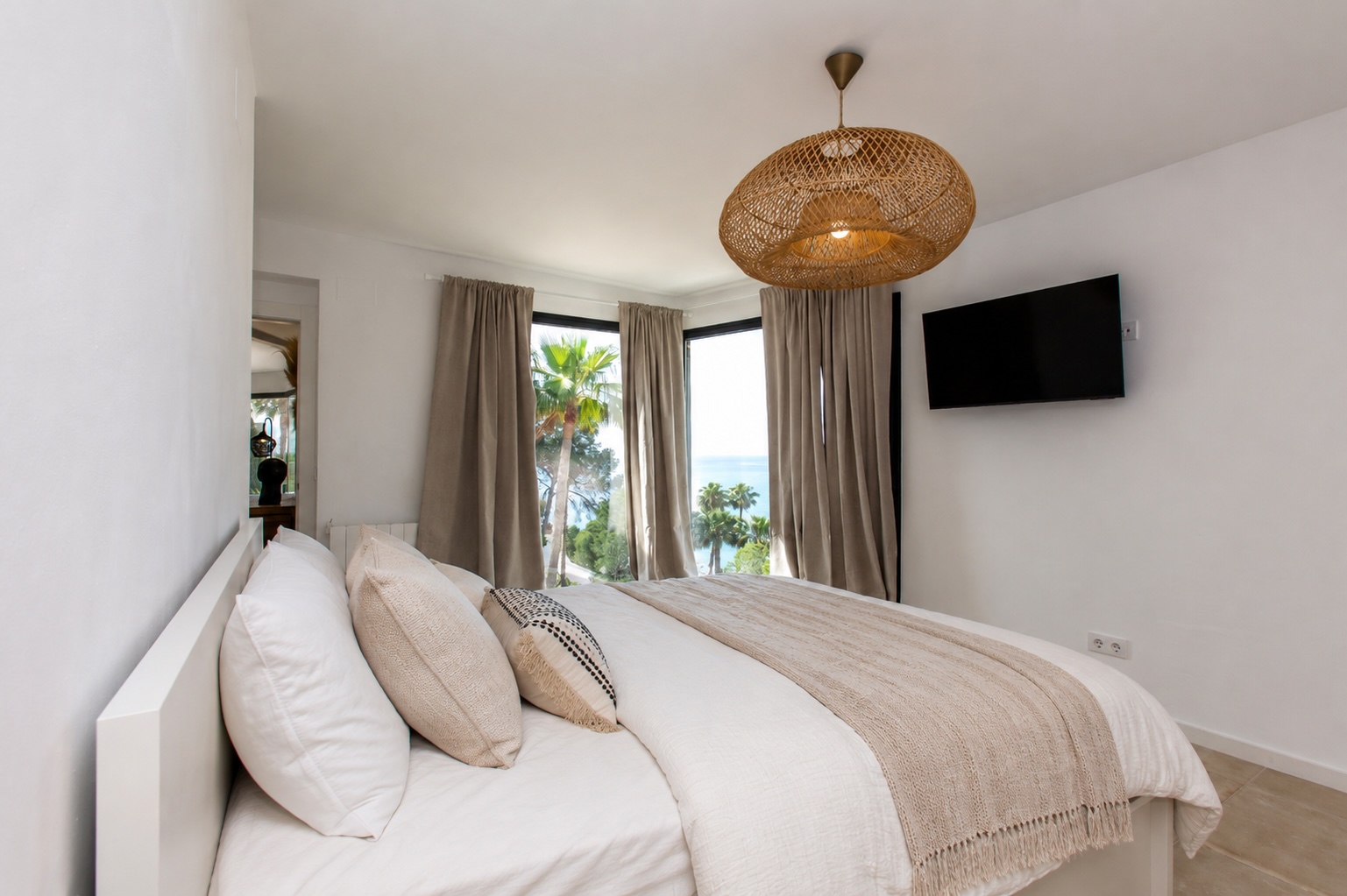 Volledig gerenoveerde zeezicht villa in Ibiza-stijl in Benissa