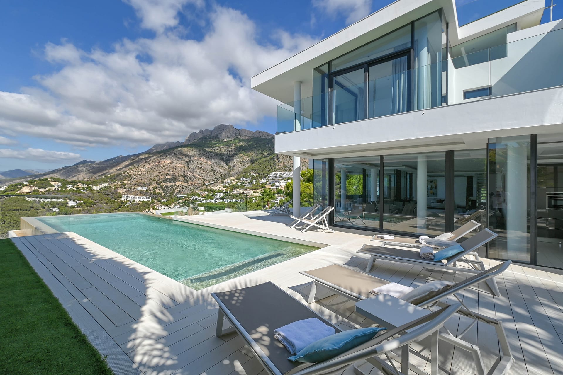 Spectaculaire luxe villa met panoramisch zeezicht in Altea