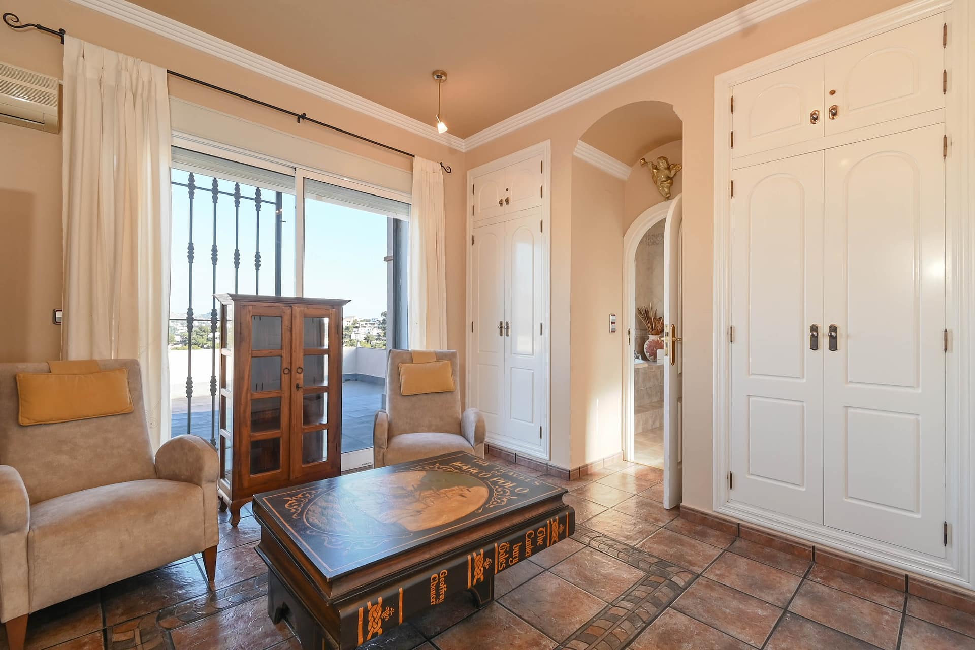 Prachtige villa op vlak perceel in Moraira