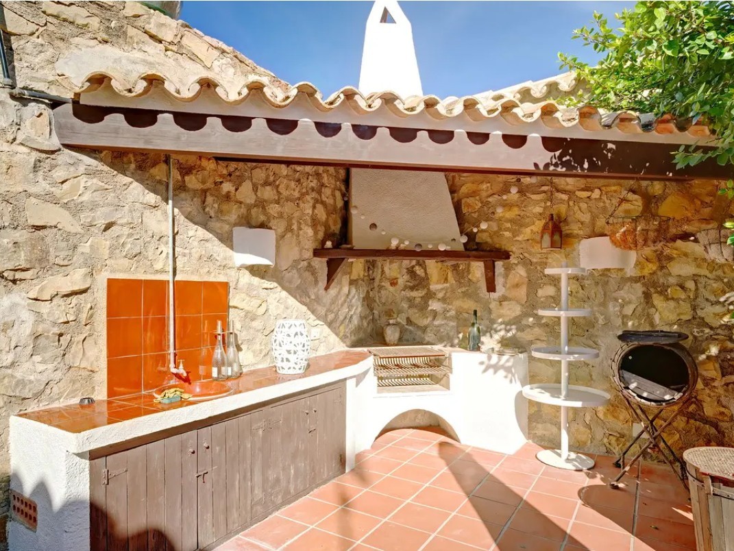 Spectaculair gerenoveerd landhuis in Ibiza-stijl met  zeezicht in Benissa