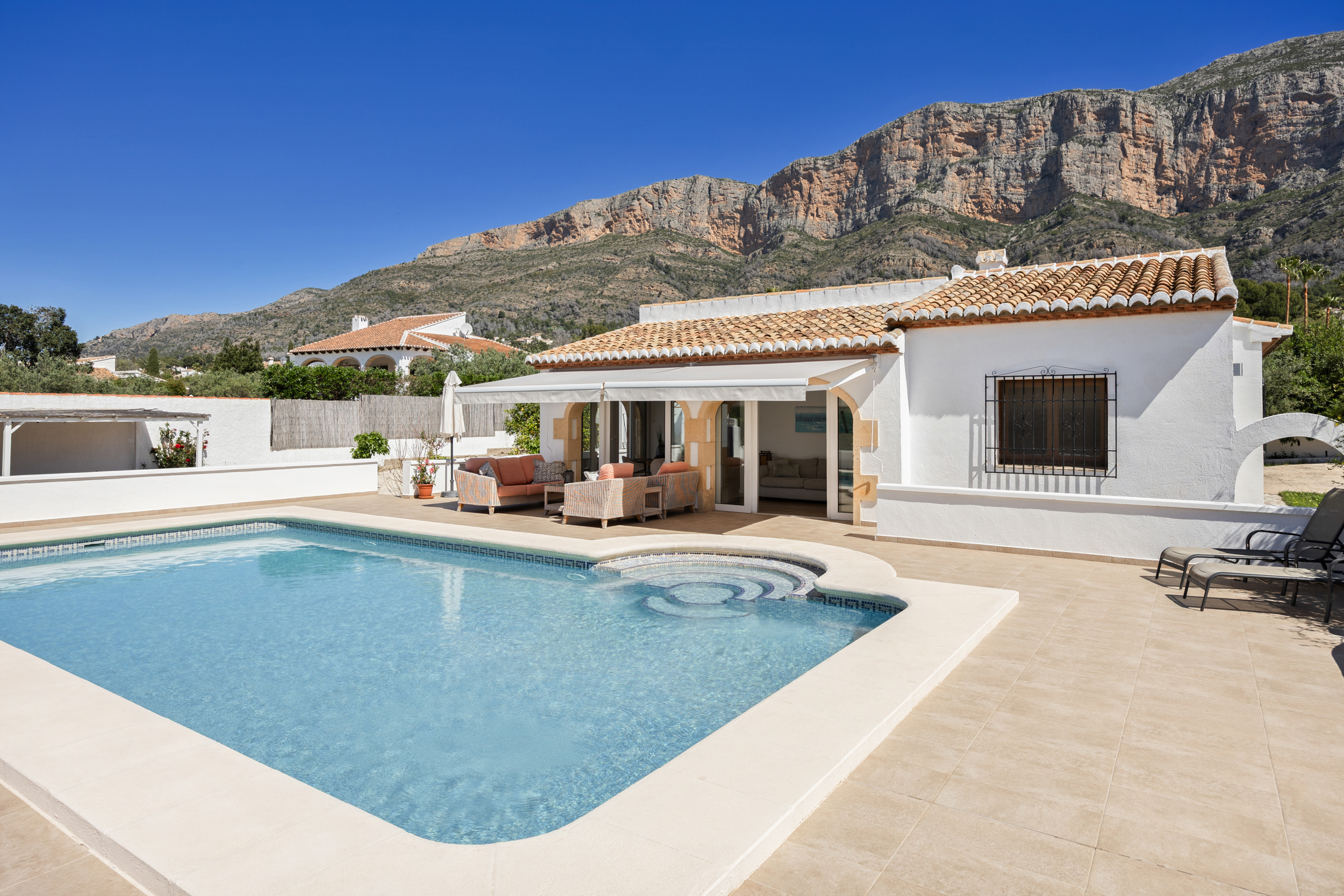 Gerenoveerde villa te koop in Javea