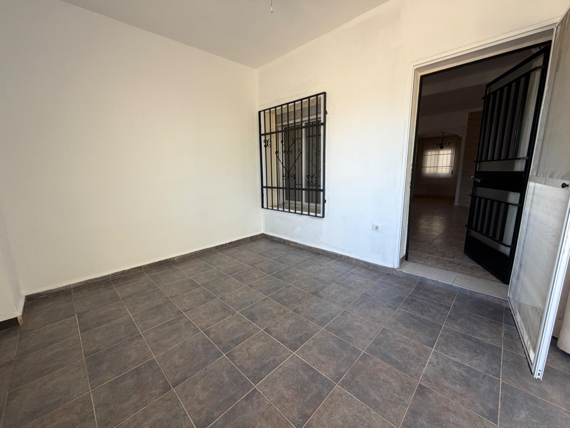 Ruime finca met 3 wooneenheden te koop in Villamarchante