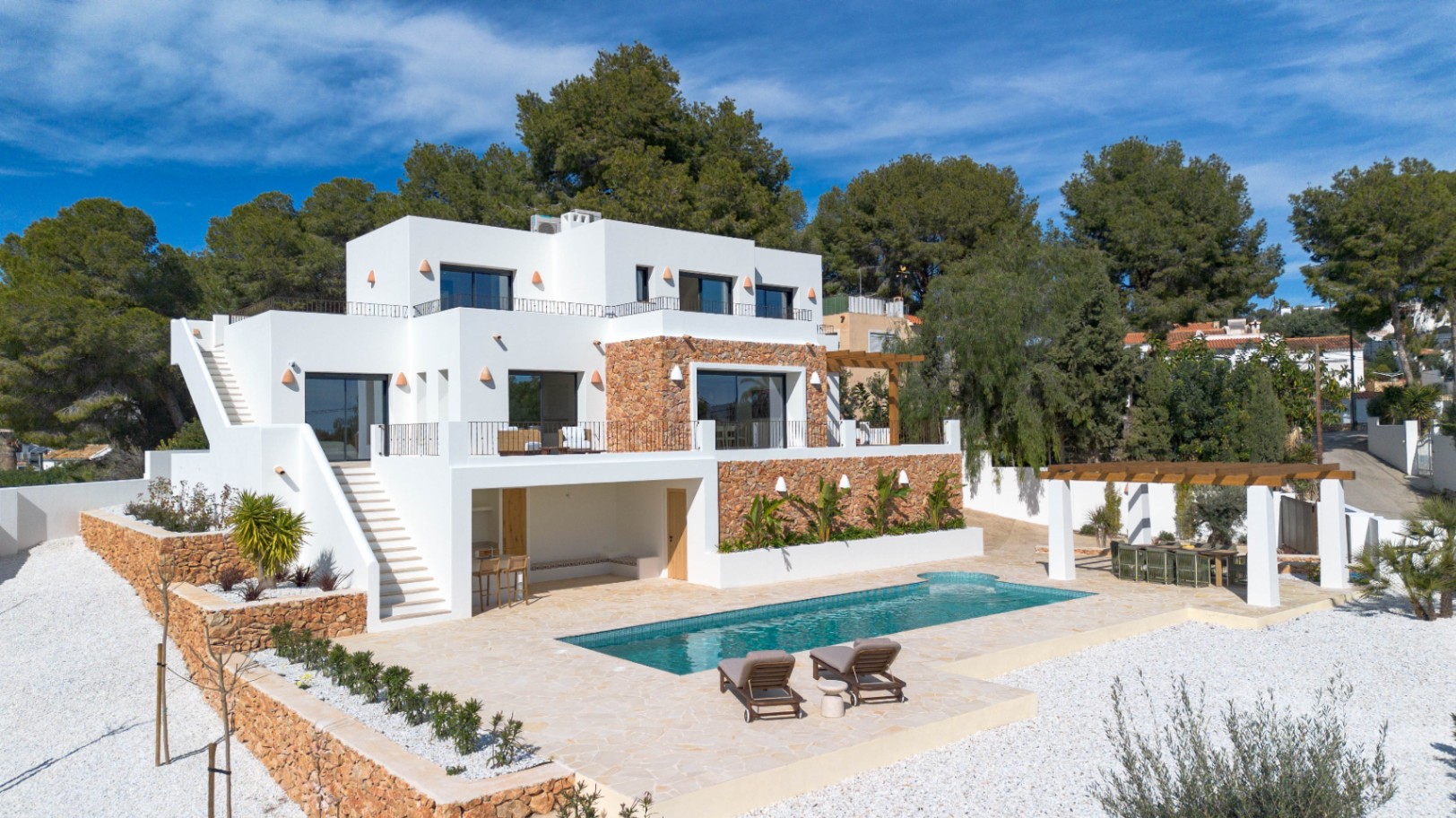 Exclusieve nieuwbouwvilla op drie niveaus in aanbouw in Moraira