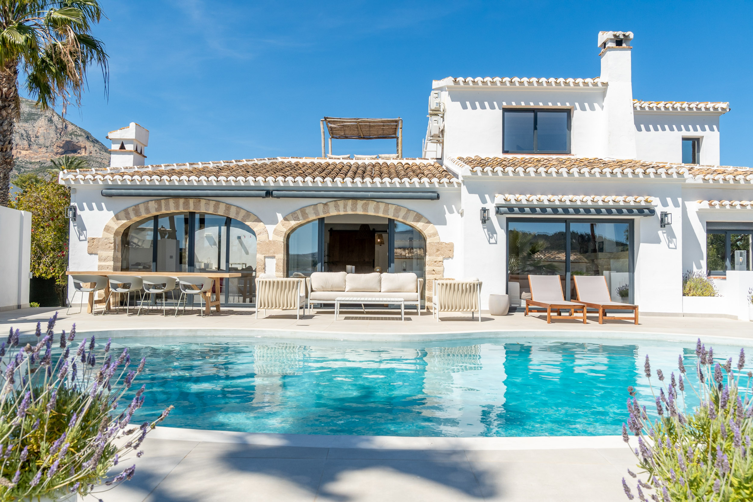 Gerenoveerde villa met zwembad te koop in Javea