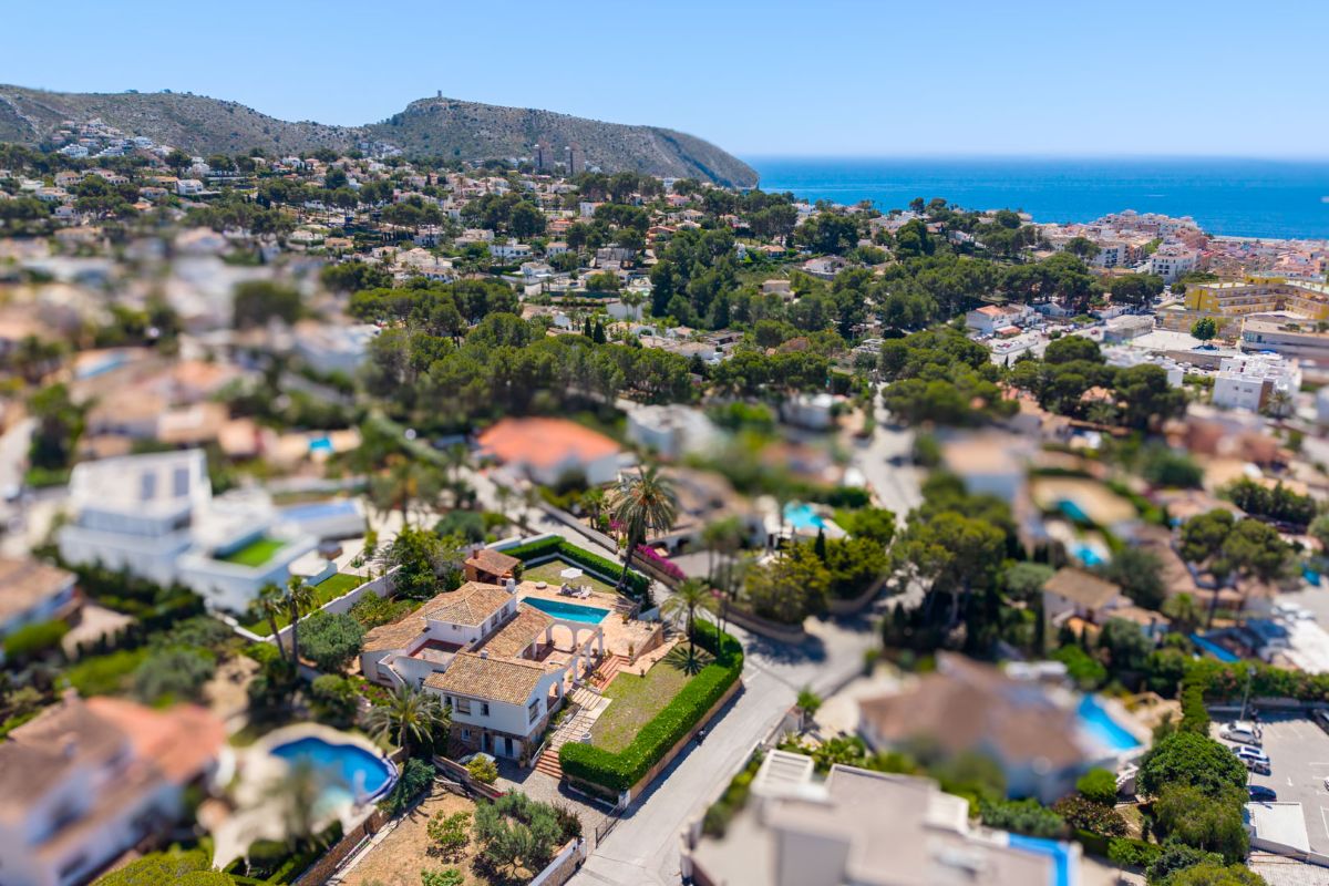 Traditionele villa met zeezicht te koop in Moraira