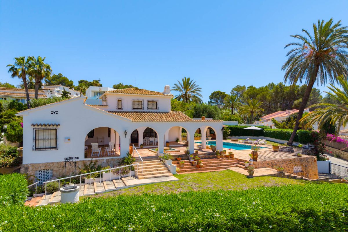 Traditionele villa met zeezicht te koop in Moraira