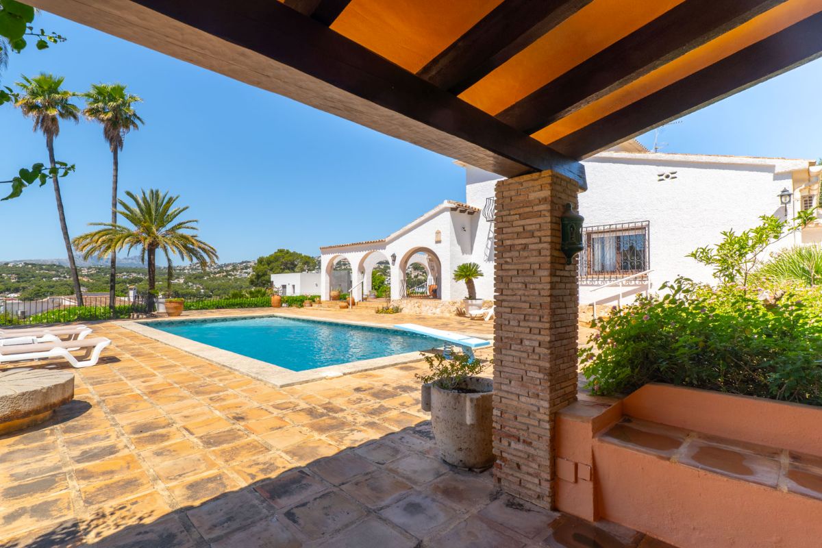 Traditionele villa met zeezicht te koop in Moraira