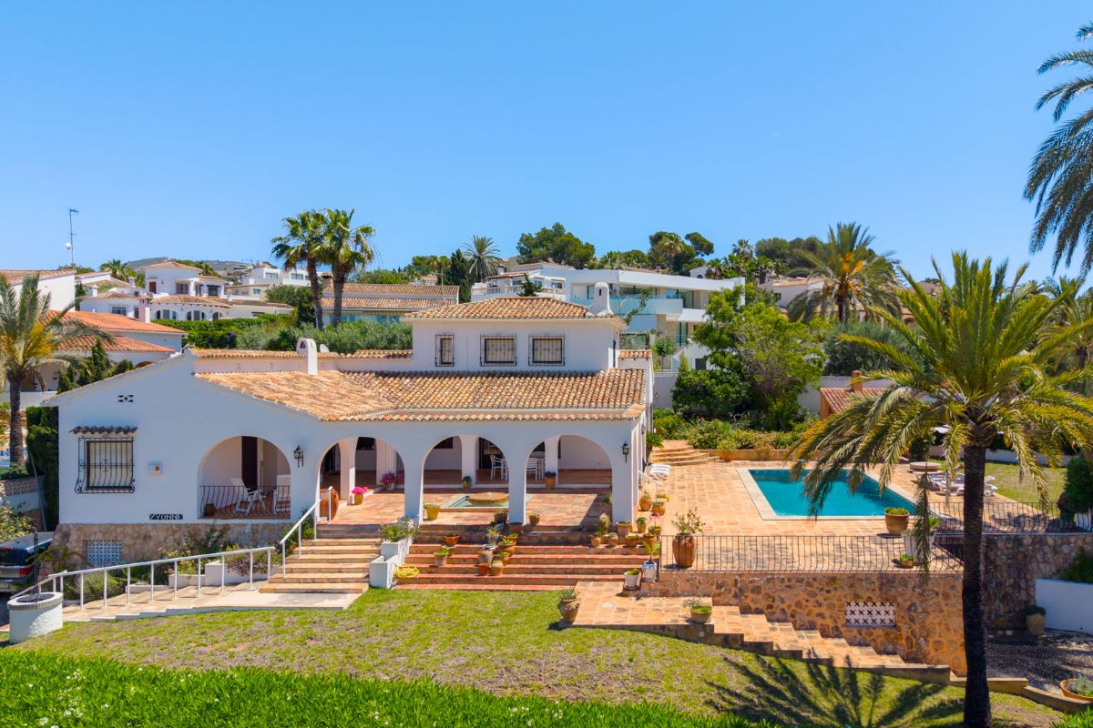 Traditionele villa met zeezicht te koop in Moraira