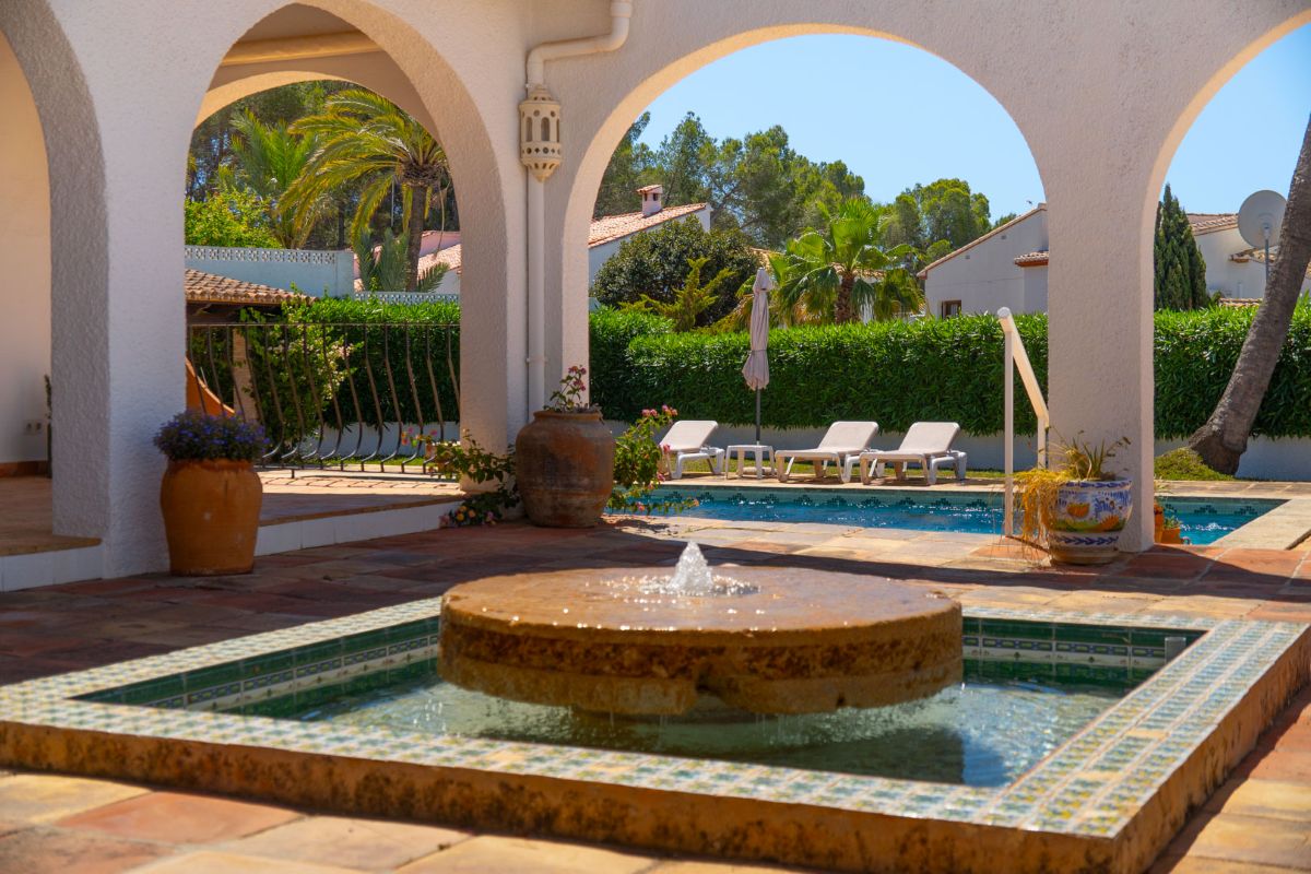 Traditionele villa met zeezicht te koop in Moraira