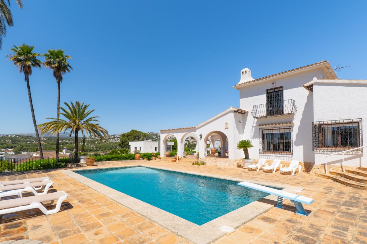 Traditionele villa met zeezicht te koop in Moraira