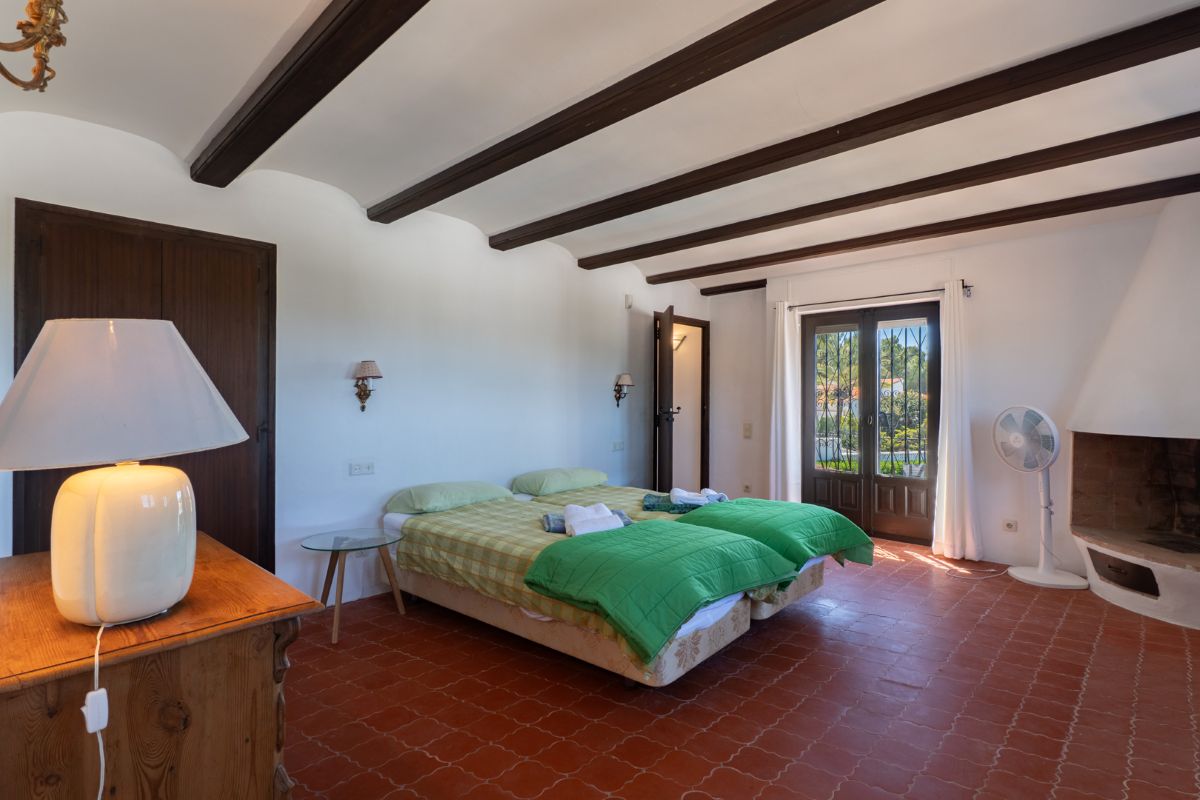 Traditionele villa met zeezicht te koop in Moraira
