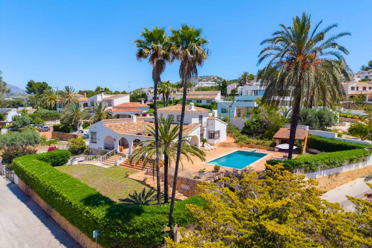 Traditionele villa met zeezicht te koop in Moraira