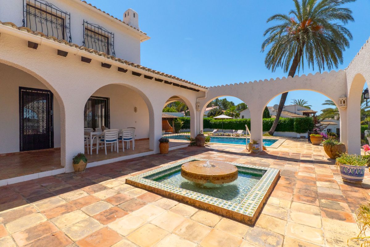 Traditionele villa met zeezicht te koop in Moraira