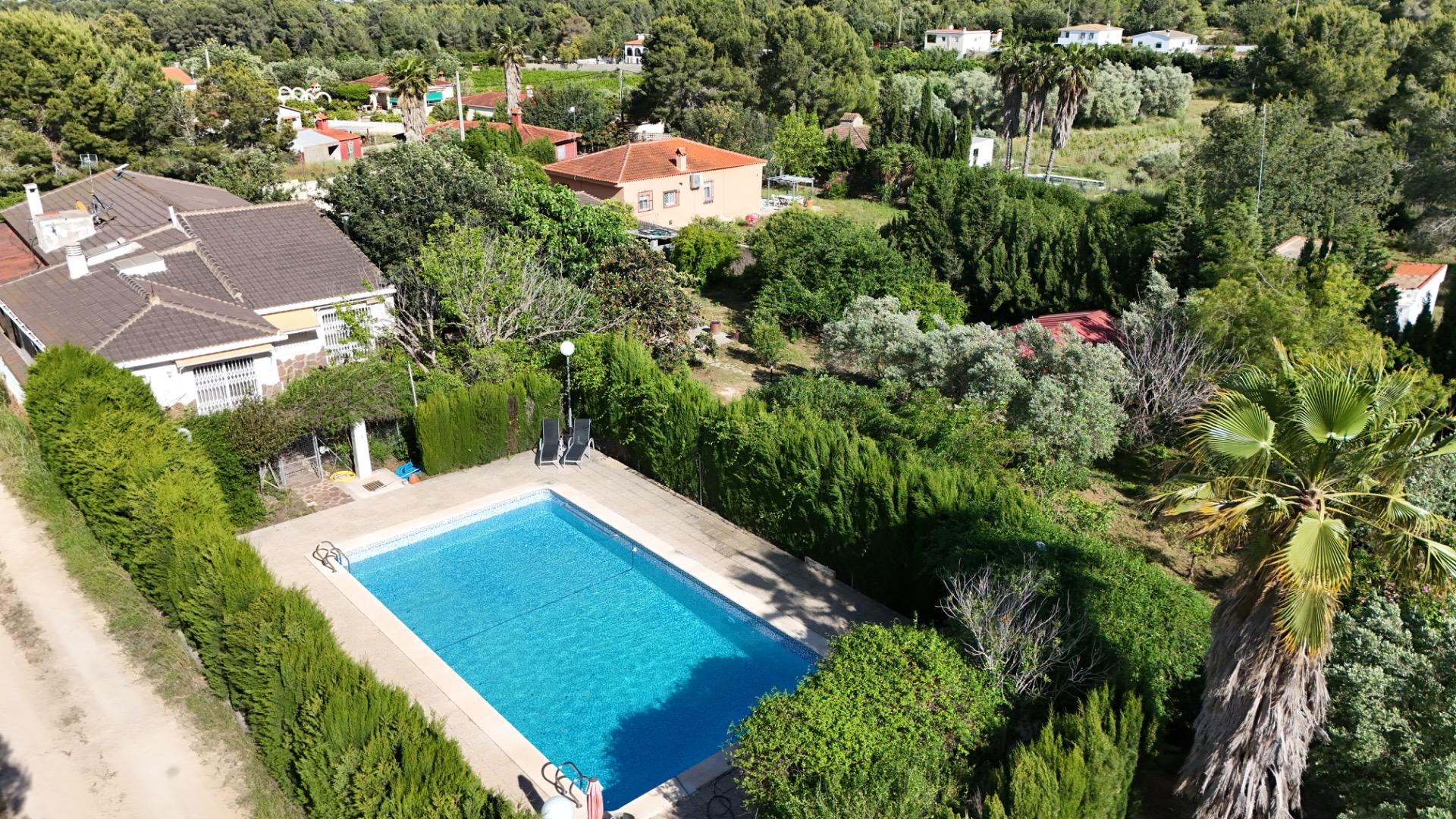 Ruime finca met 3 wooneenheden te koop in Villamarchante