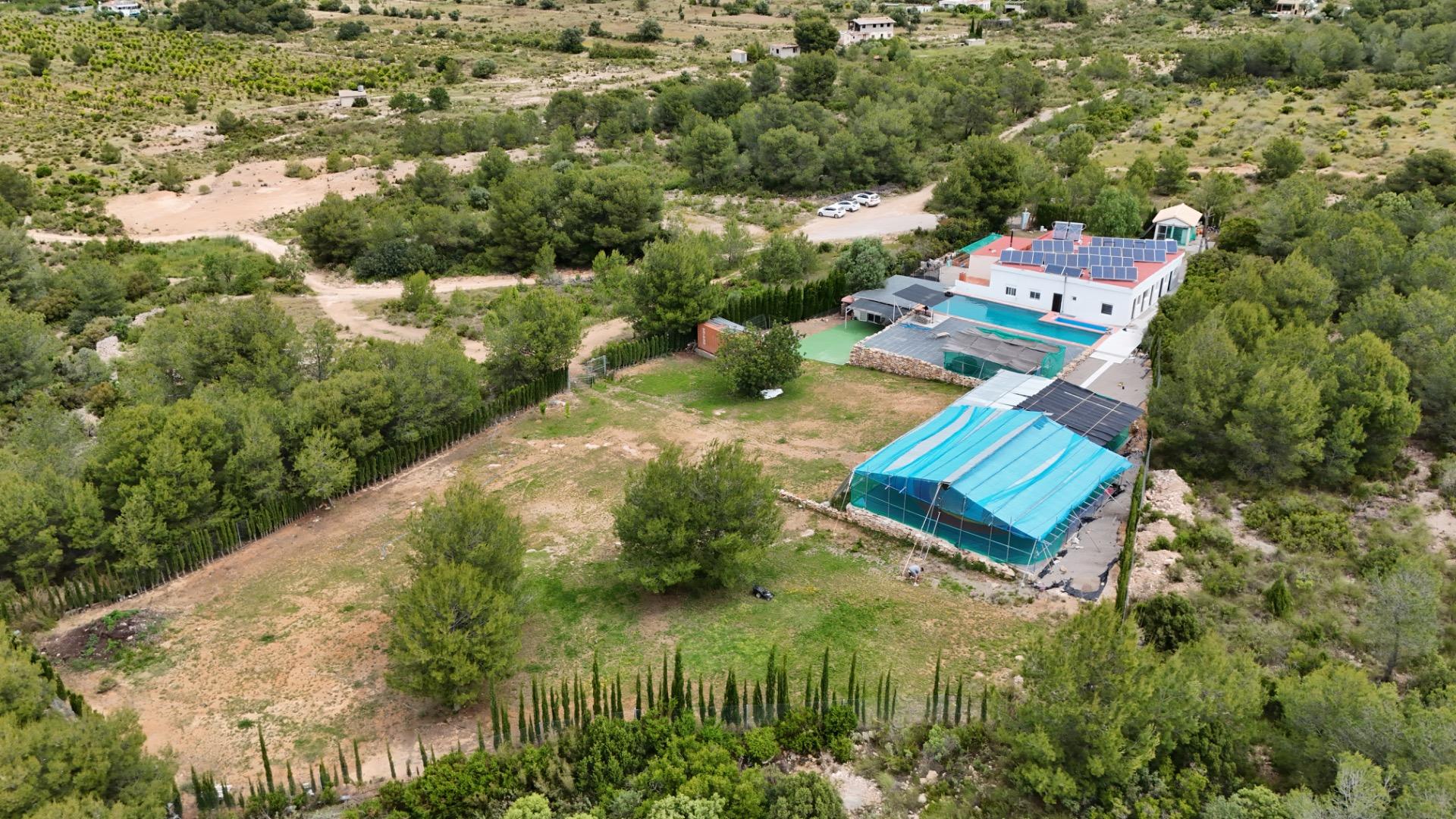Finca met zwembad in Villar del Arzobispo