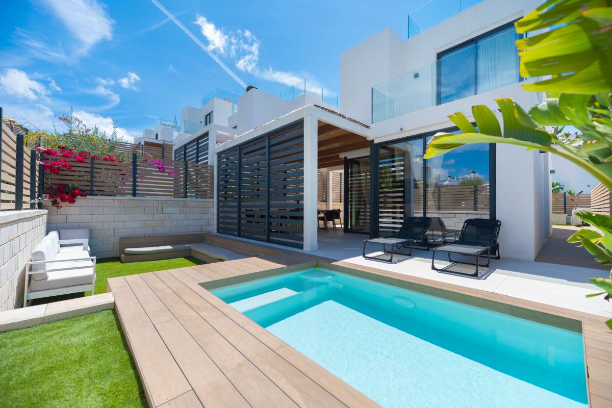 Stijlvolle villa met zeezicht en dakterras in Cala Tarida – Ibiza
