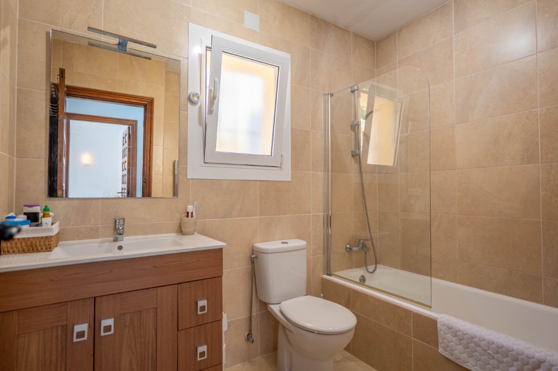 Instapklare villa met privé zwembad en gastenverblijf in Moraira