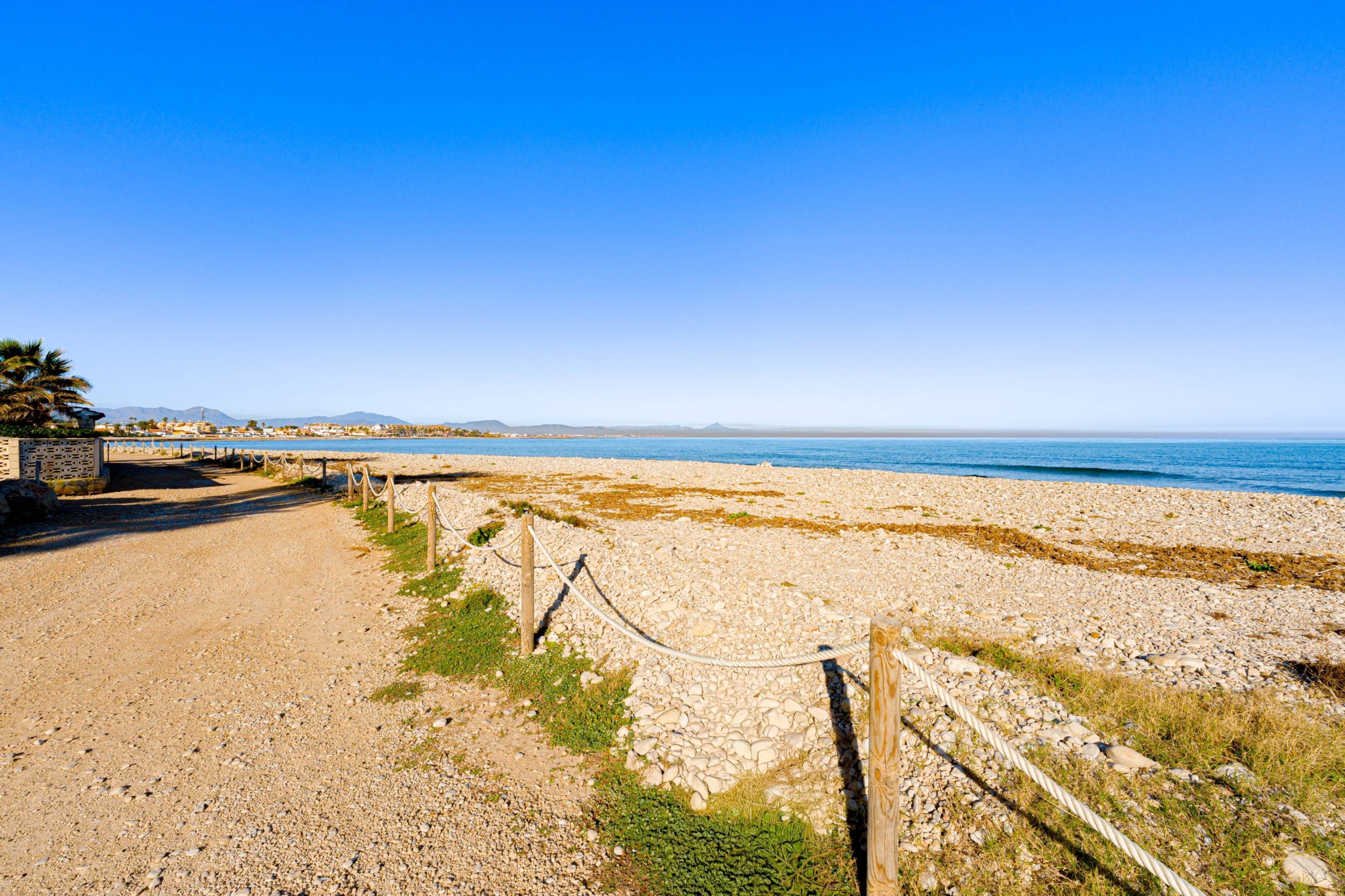 Zeldzame eerstelijns strandvilla te koop in Denia